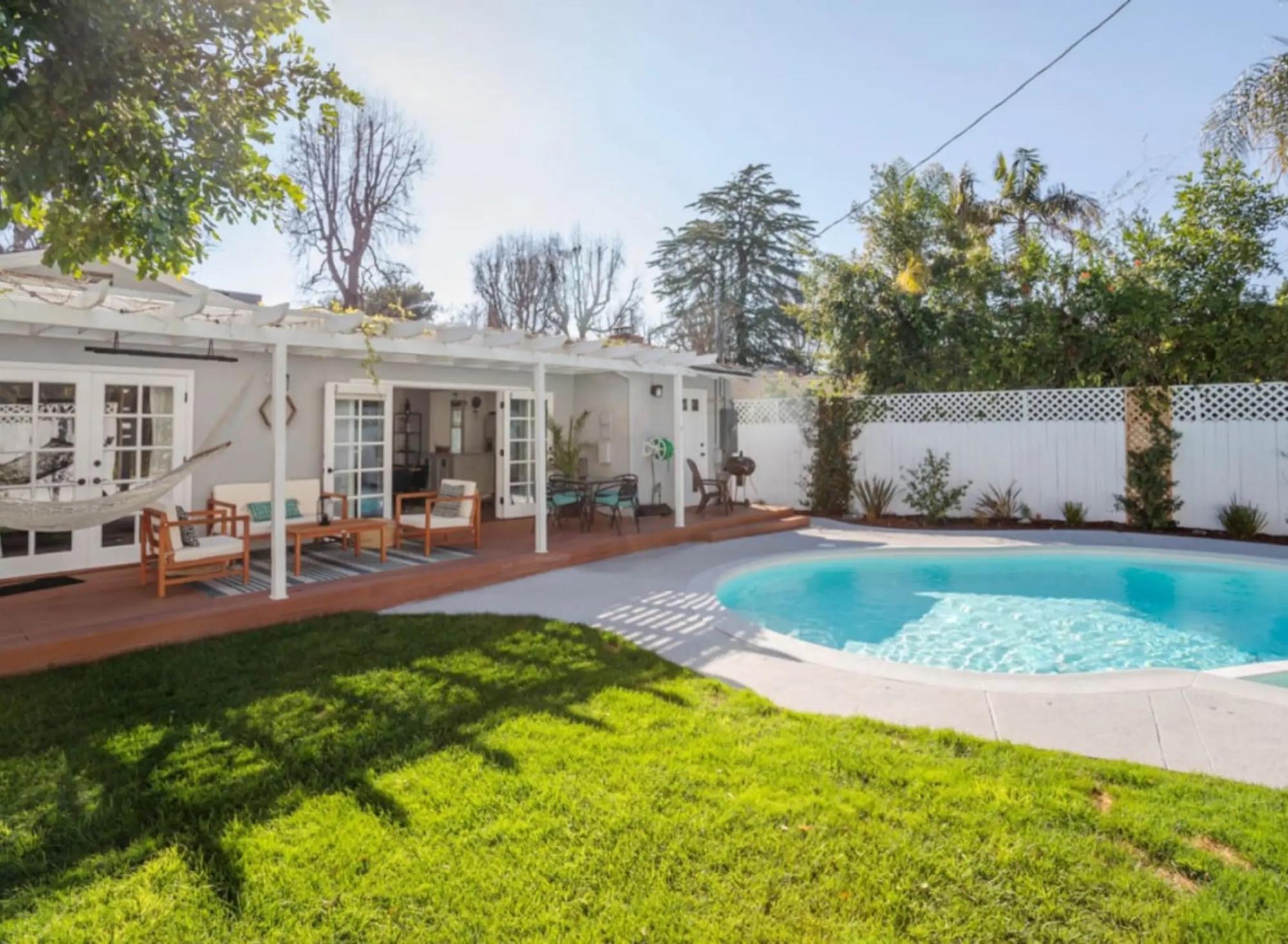 Modern Home with Pool — photo 2