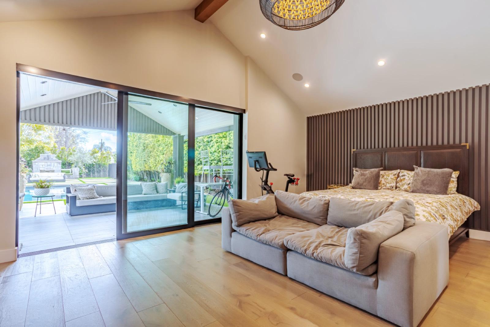 04 Js Modern luxury house with pool enormous yard PRODUCTION AND EVENTS ONLY — photo 1