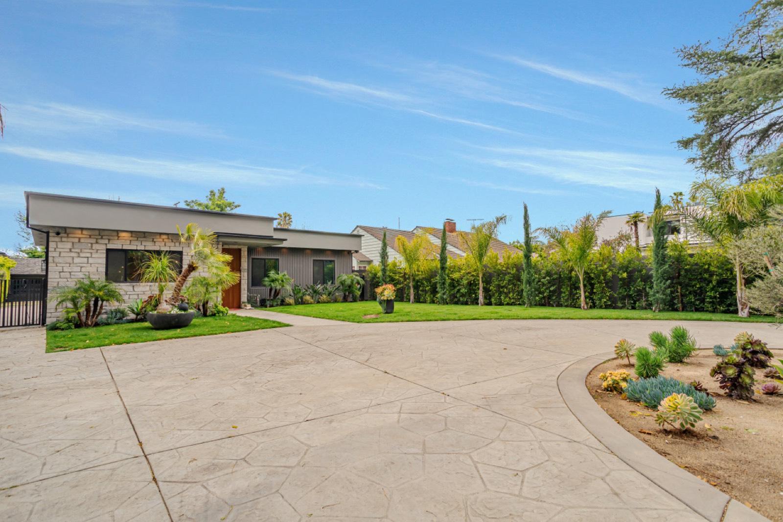 04 Js Modern luxury house with pool enormous yard PRODUCTION AND EVENTS ONLY — photo 12