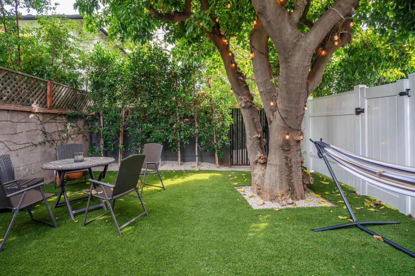 04 Js Modern luxury house with pool enormous yard PRODUCTION AND EVENTS ONLY — photo 9