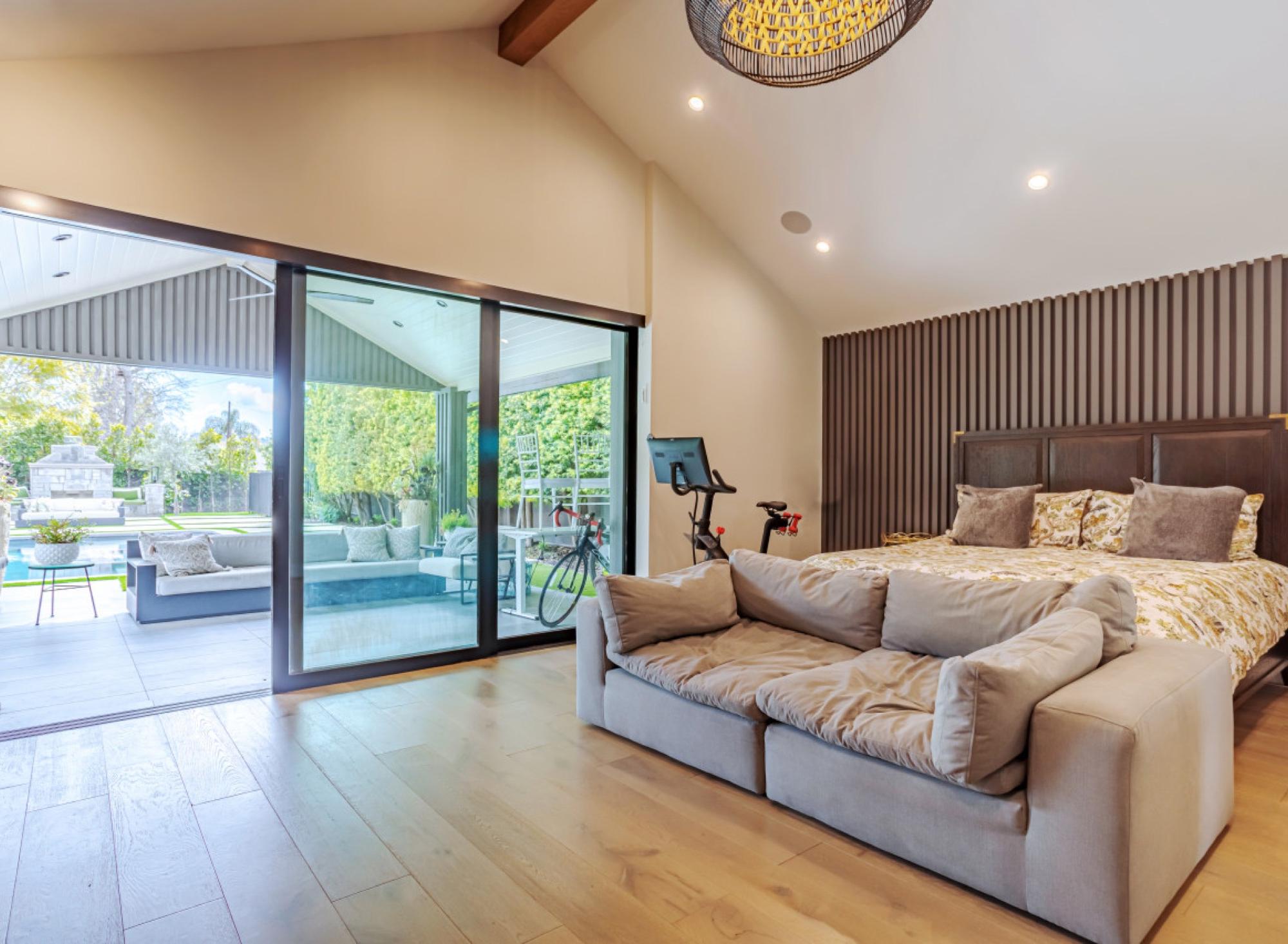 Modern Luxury House with Pool & Yard — photo 2