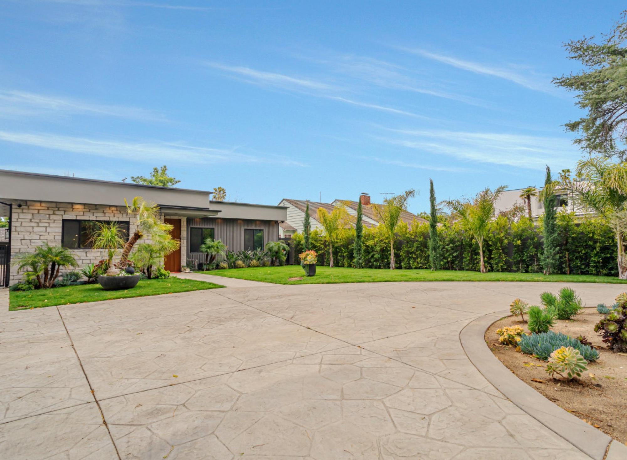 Modern Luxury House with Pool & Yard — photo 12