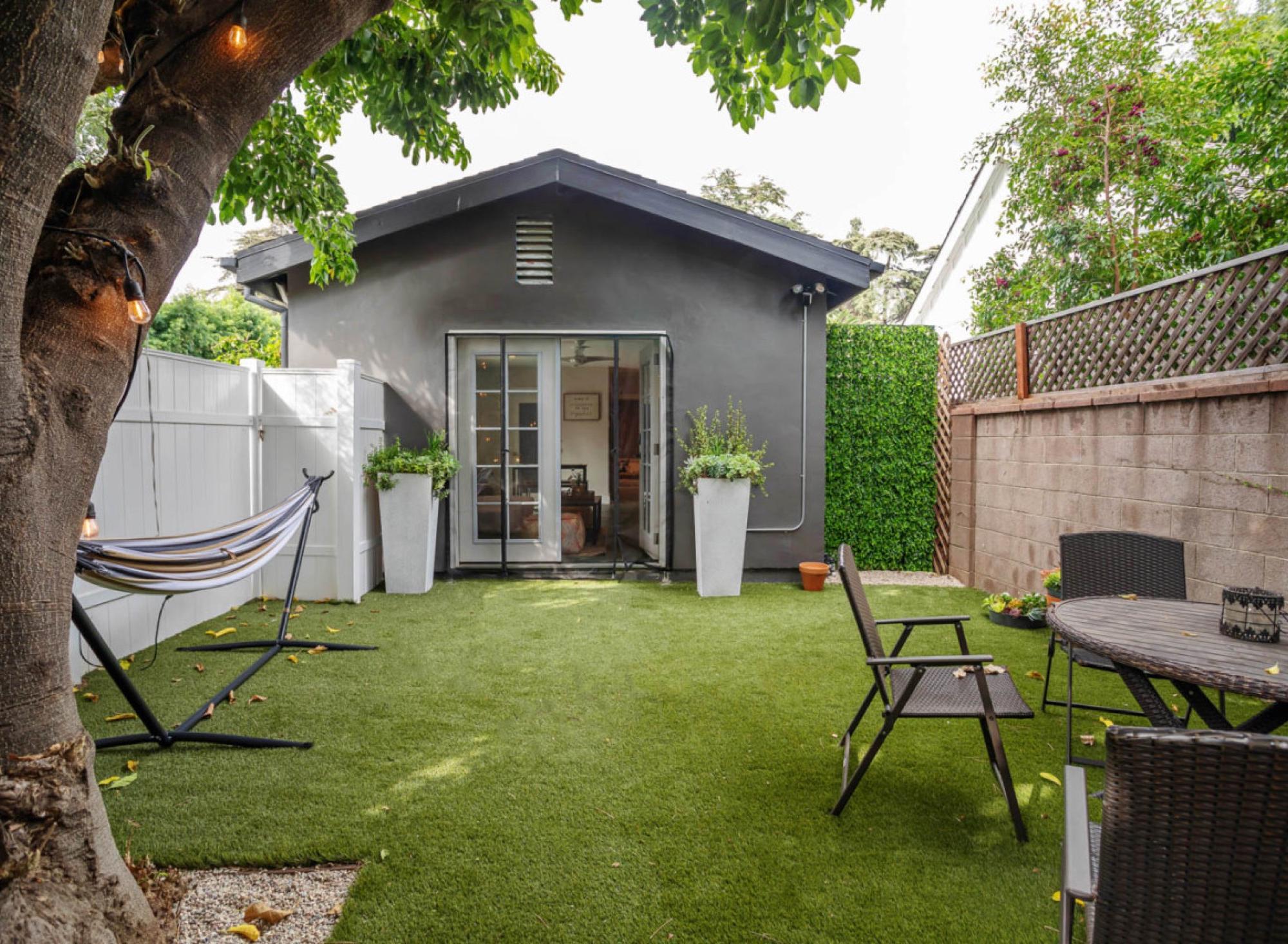 Modern Luxury House with Pool & Yard — photo 5