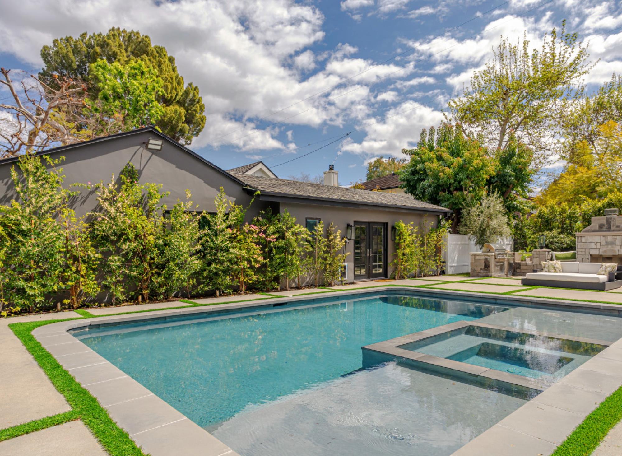 Modern Luxury House with Pool & Yard — photo 6