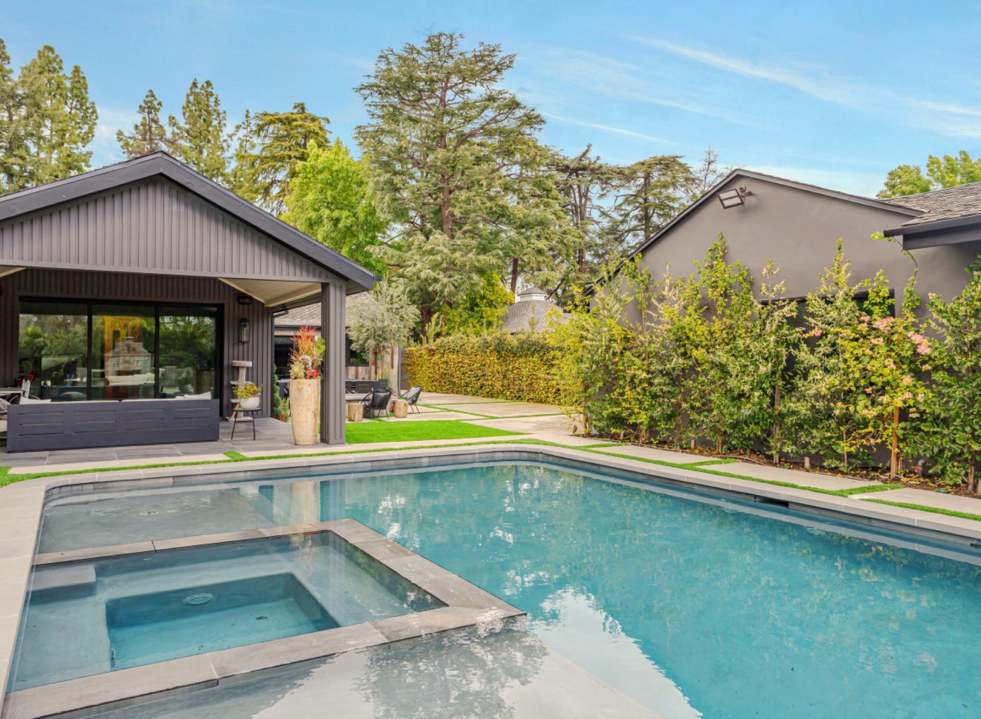 Modern Luxury House with Pool & Yard — photo 1