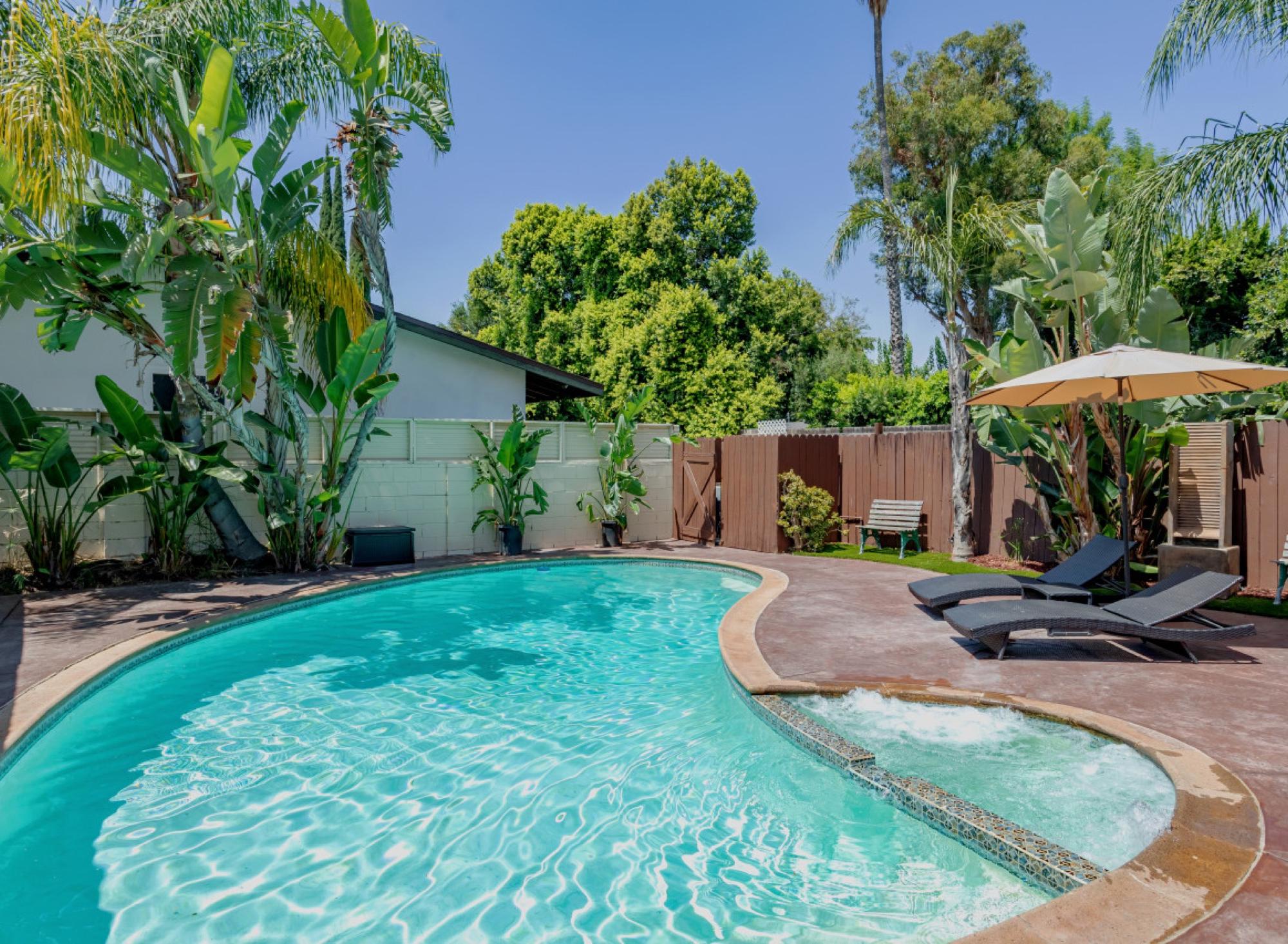 Cozy Home with Pool & Jacuzzi — photo 9