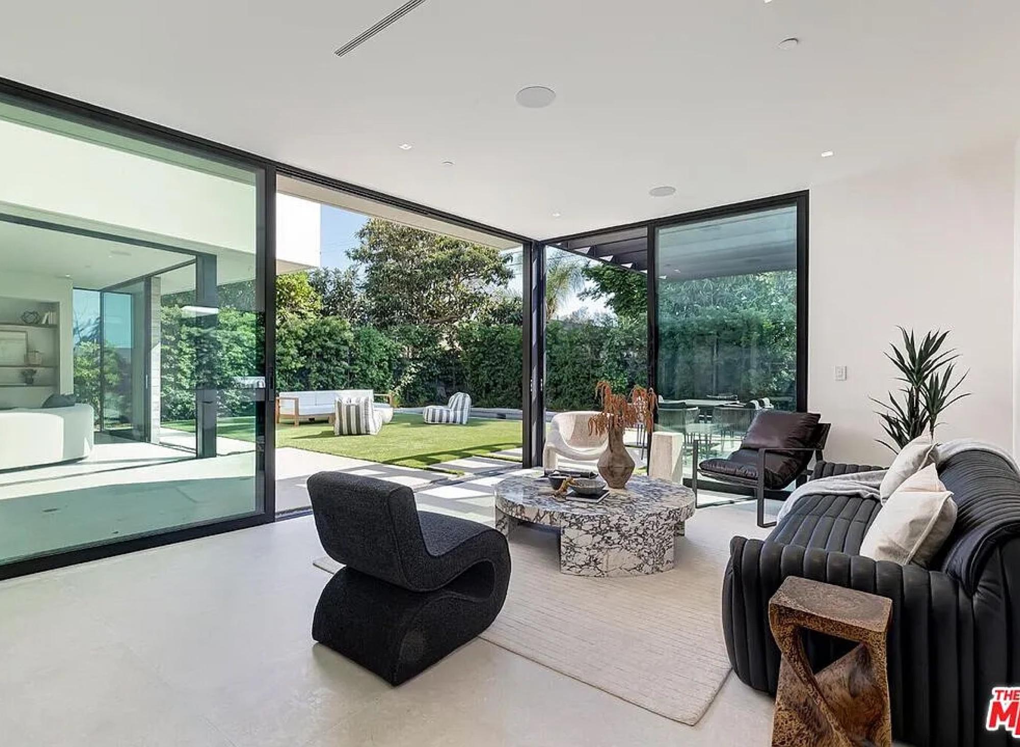 A Malcom Contemporary Mod Beauty — photo 2