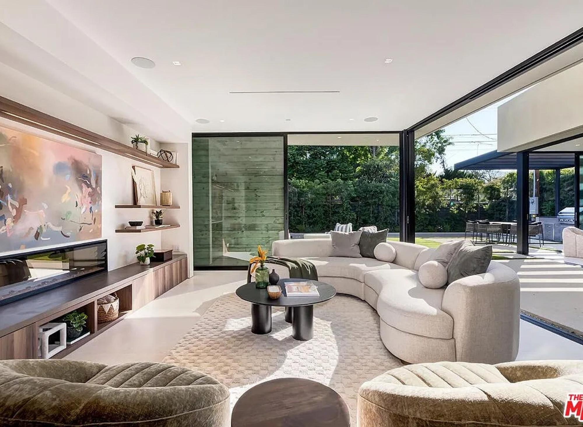 A Malcom Contemporary Mod Beauty — photo 1