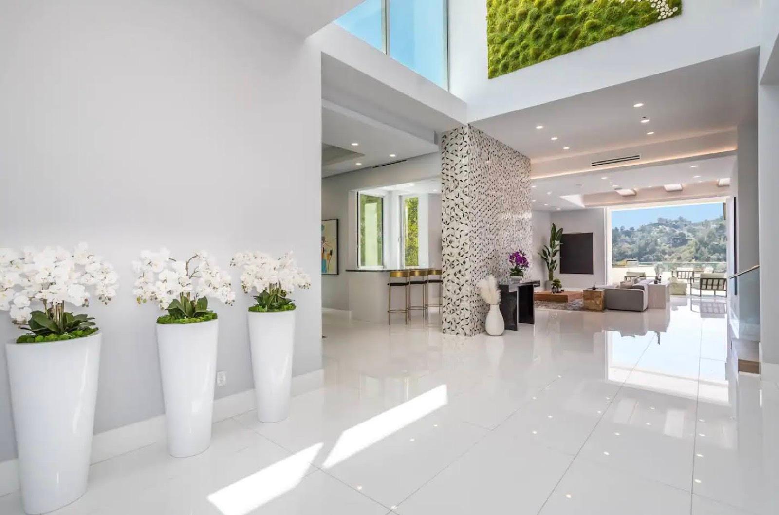 A's Bright Modern View Mansion — photo 2