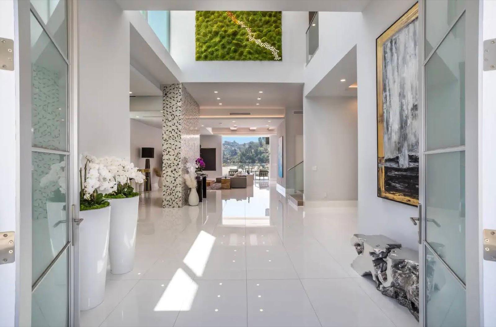 A's Bright Modern View Mansion — photo 3