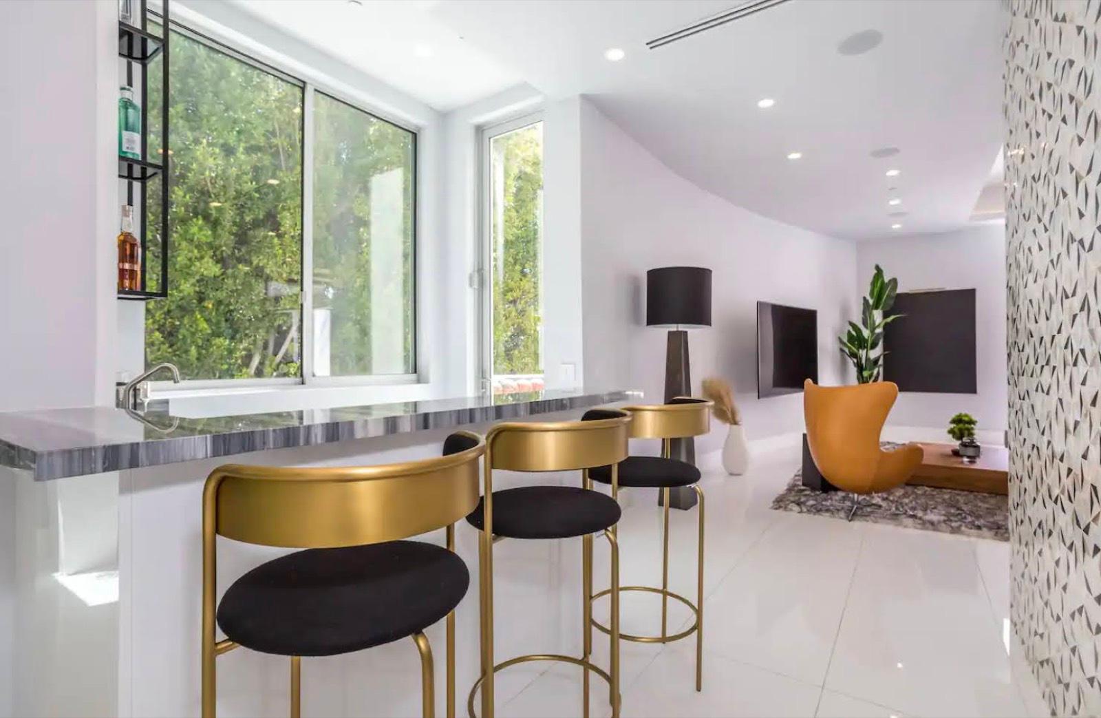 A's Bright Modern View Mansion — photo 4