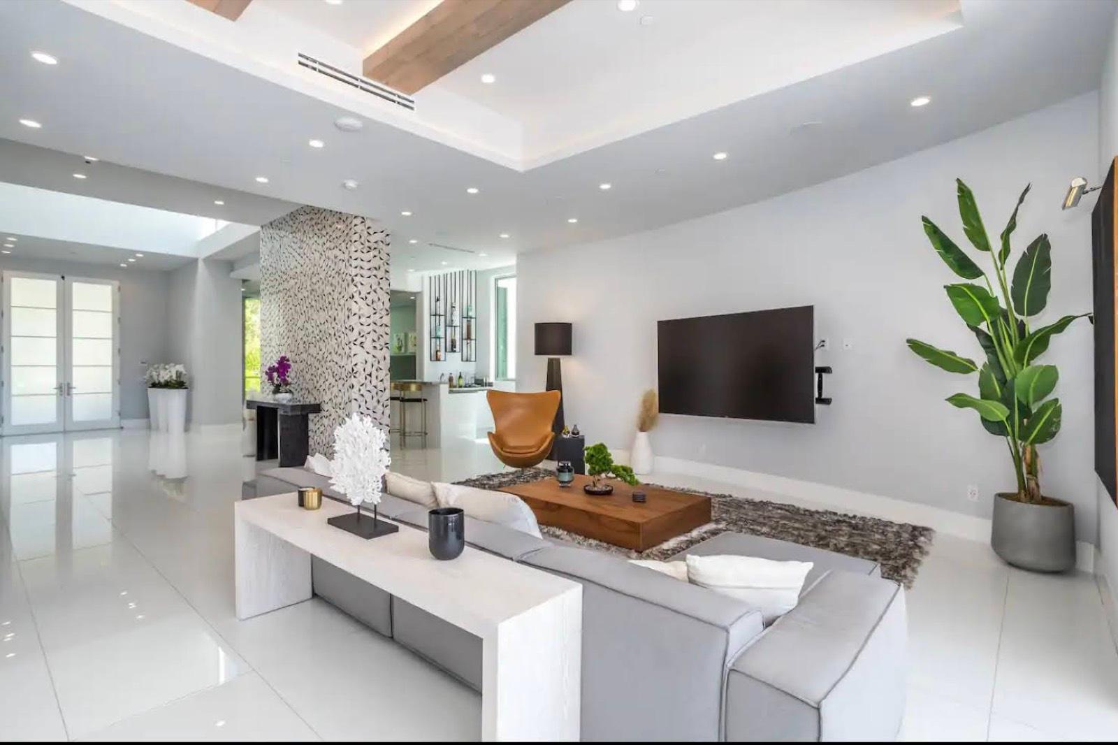 A's Bright Modern View Mansion — photo 5