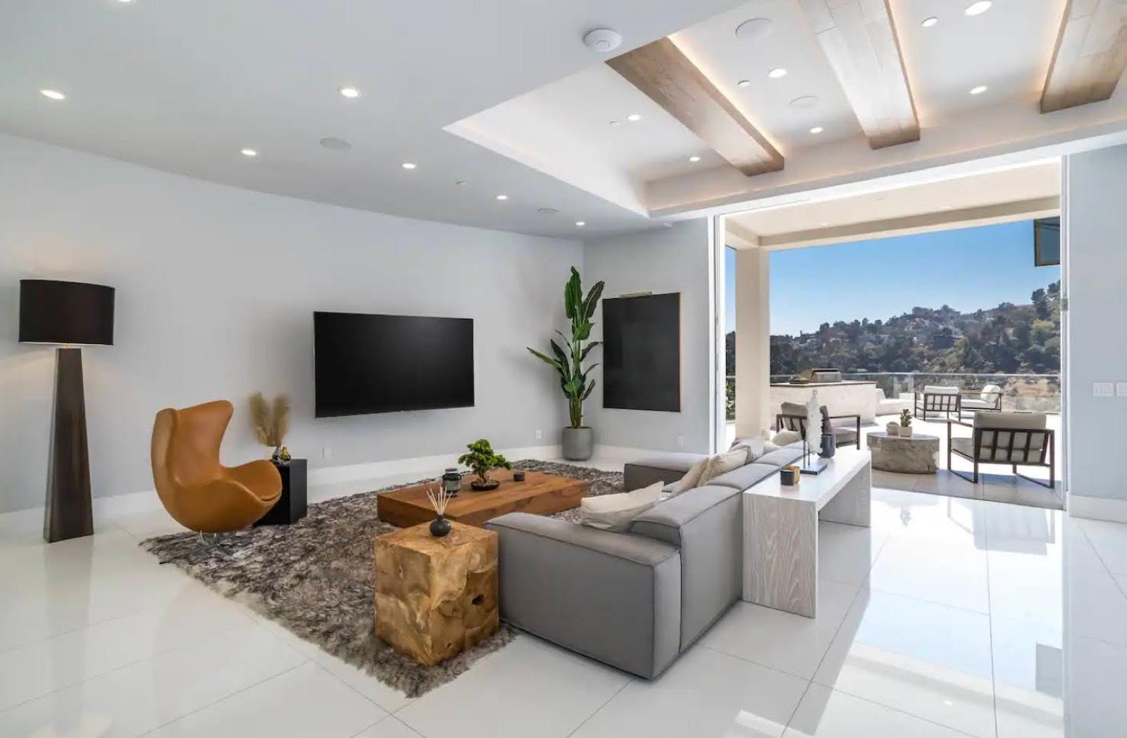 A's Bright Modern View Mansion — photo 7