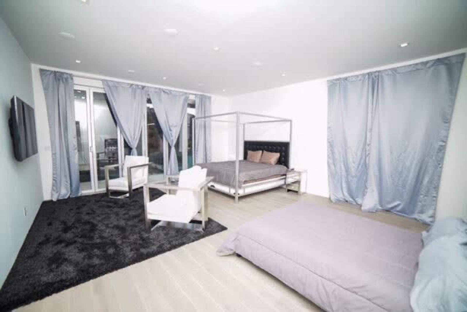 A's Olympus White Modern — photo 1