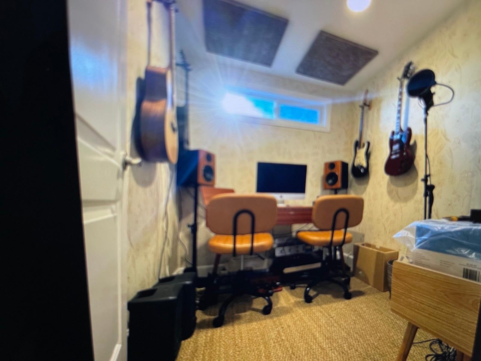 abode with small music studio — photo 7