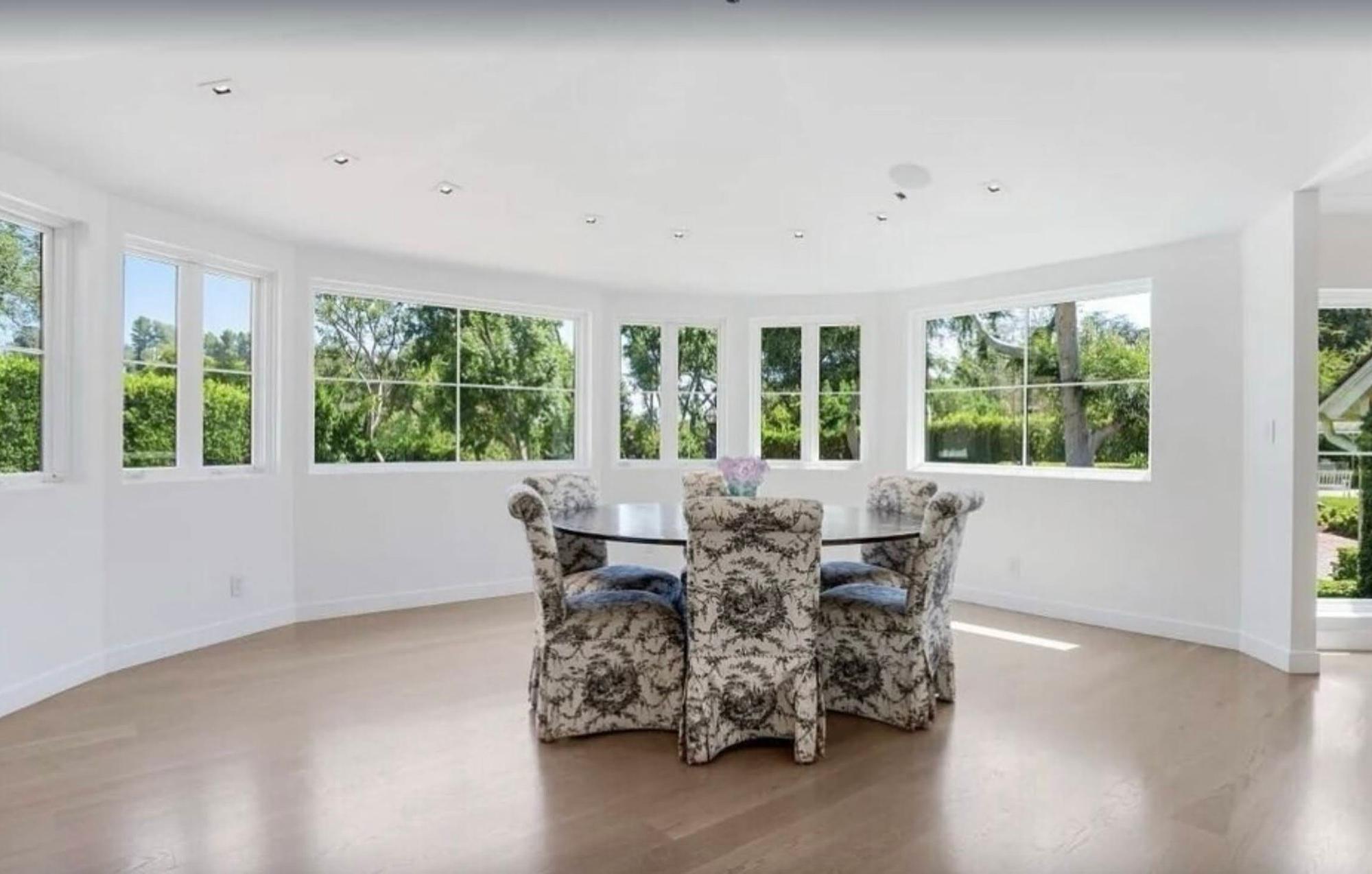 AE's Traditional Modern Estate — photo 8