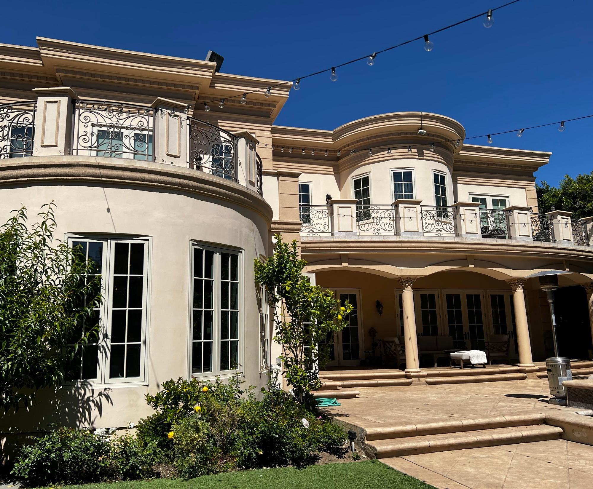 AG Grand Glam Mansion — photo 2
