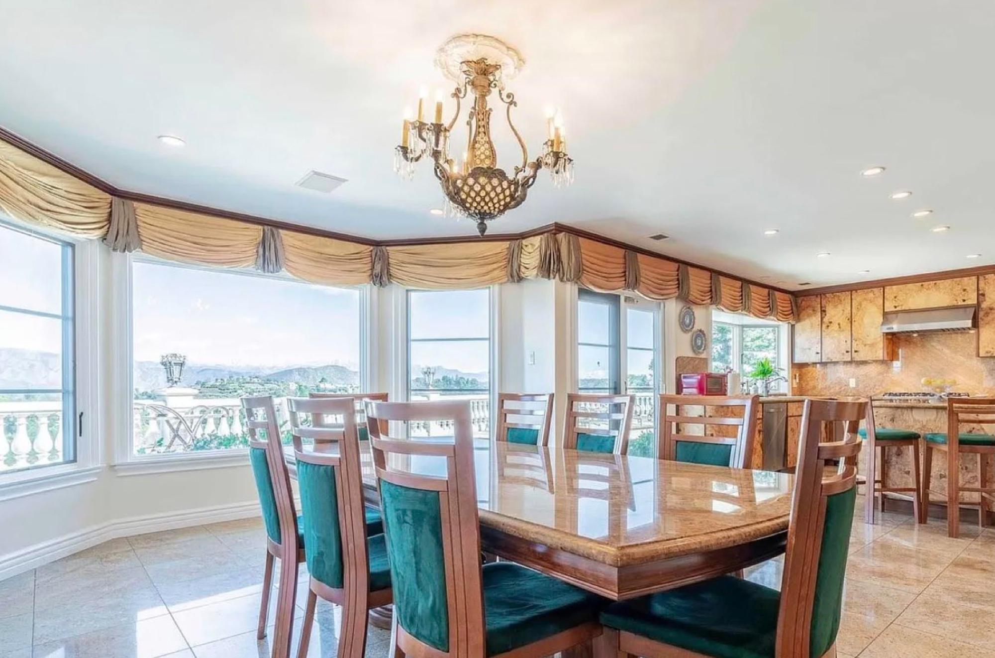 AG Grand Glam Mansion — photo 11