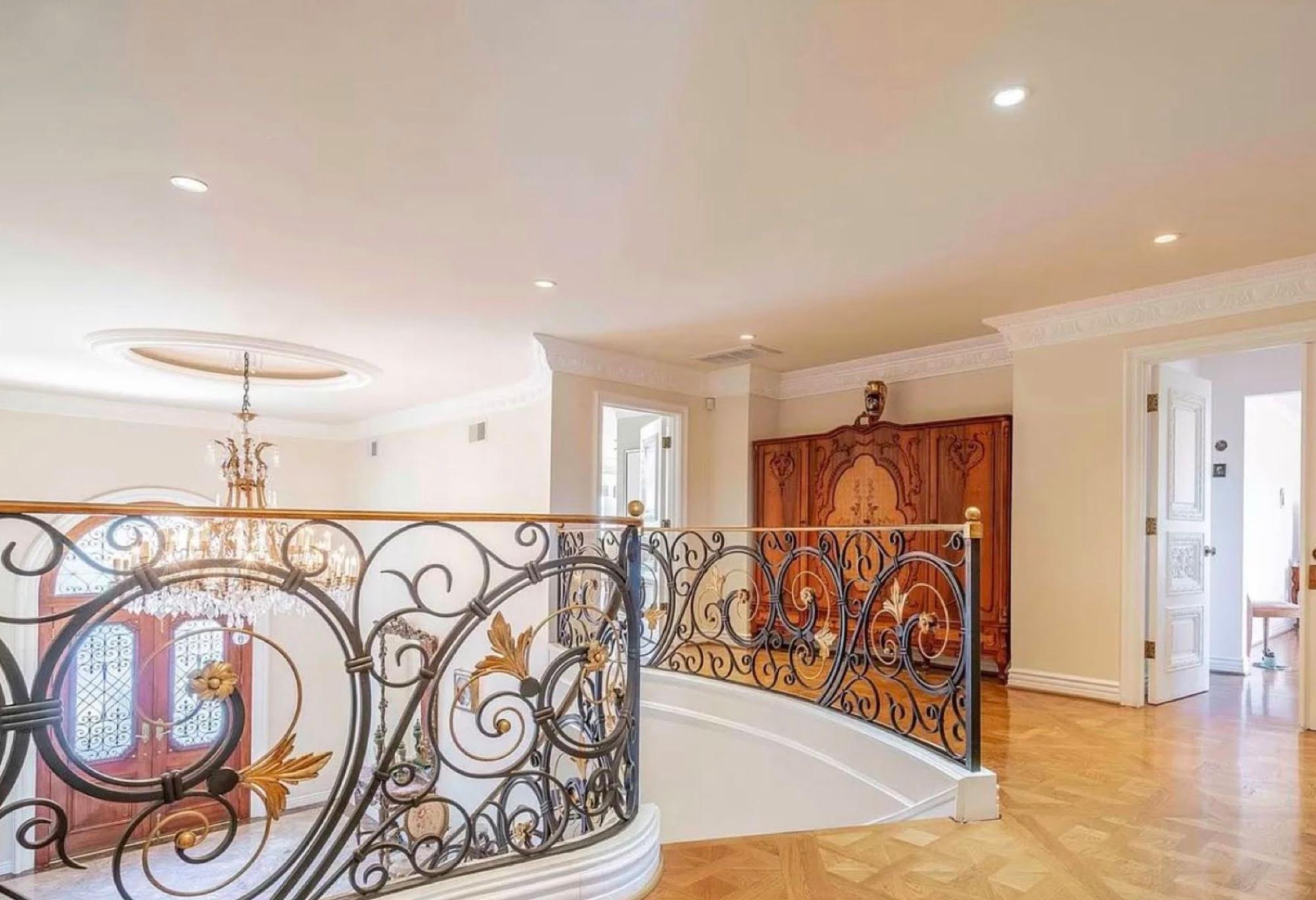 AG Grand Glam Mansion — photo 12