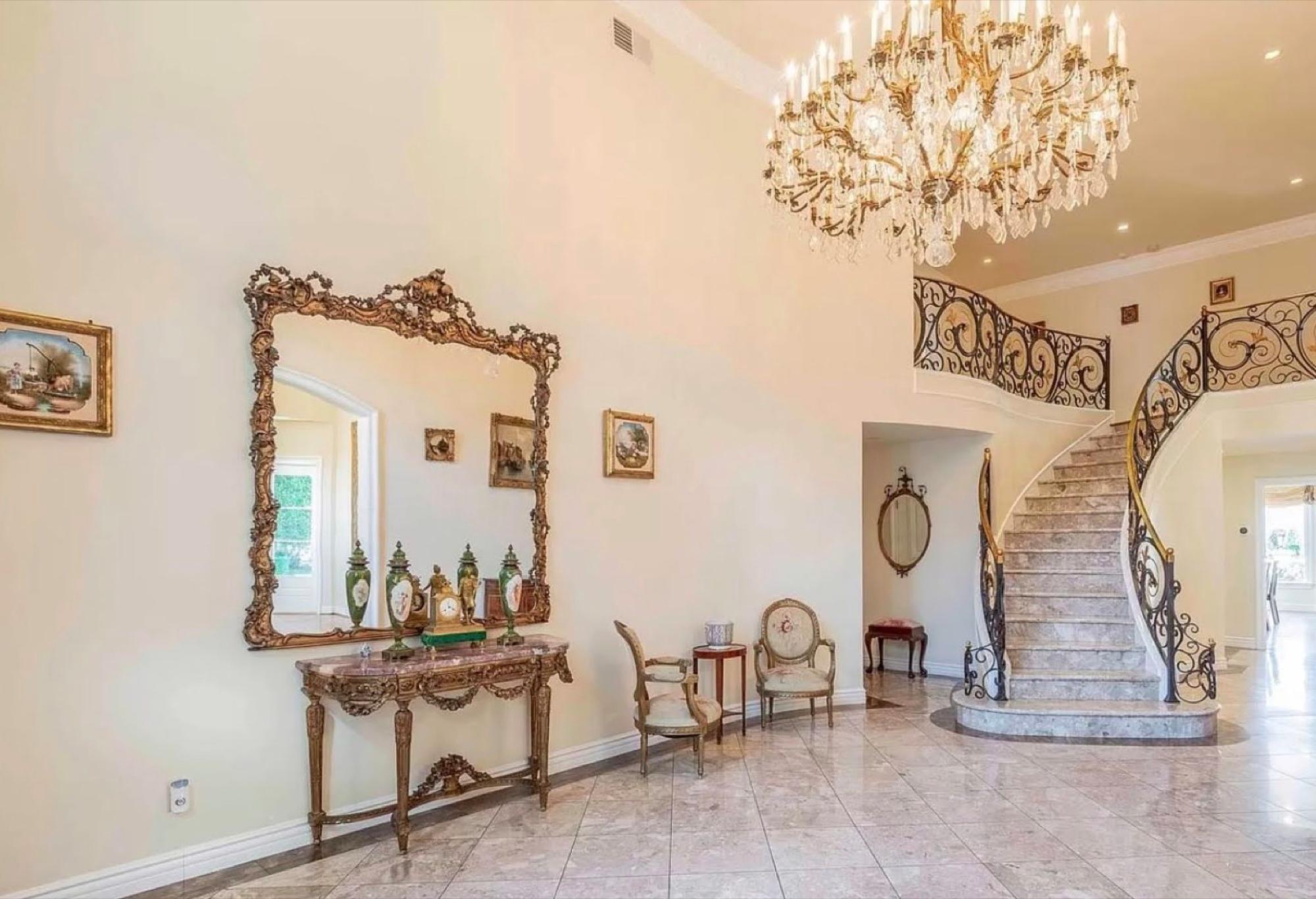 AG Grand Glam Mansion — photo 10