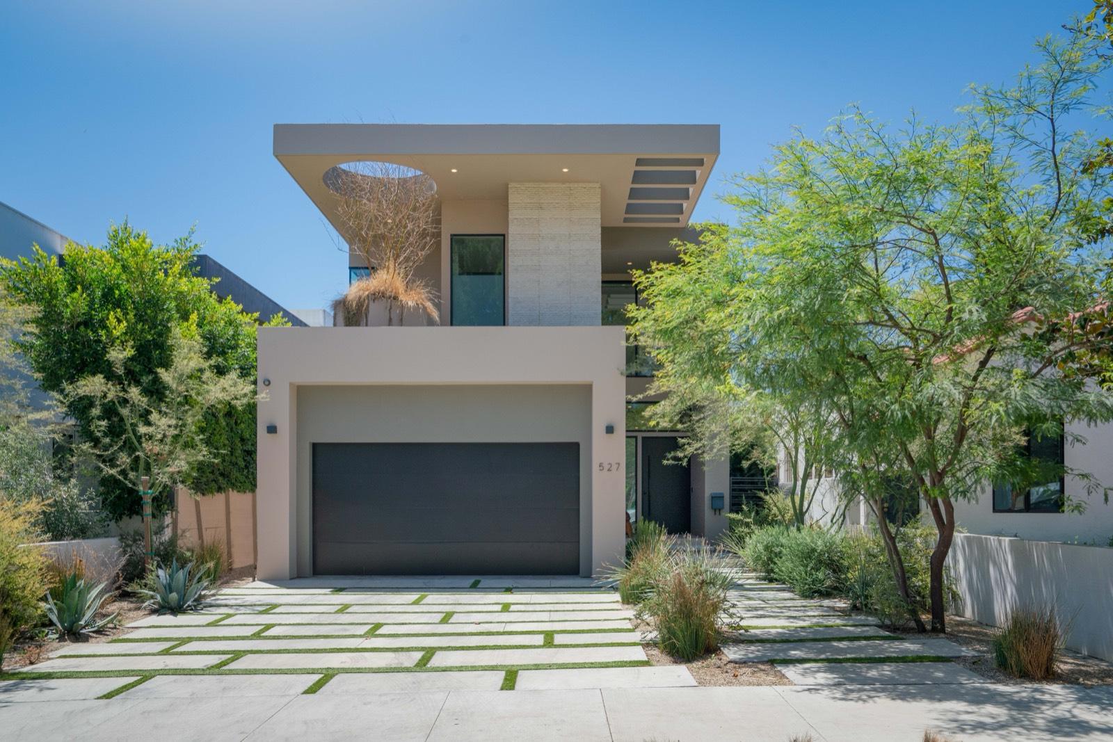 Ah's Modern Bright Fortress Home — photo 2