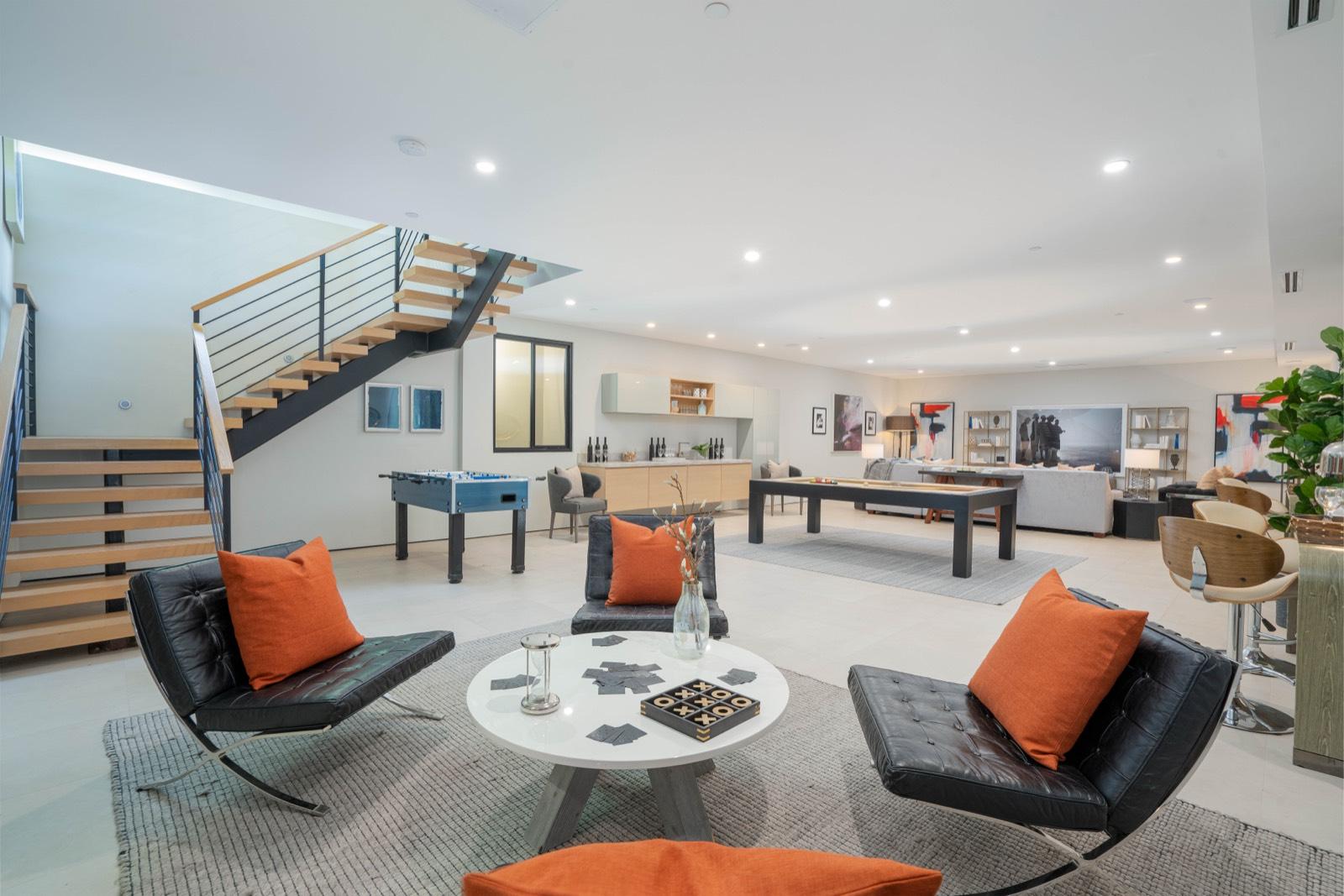 Ah's Modern Bright Fortress Home — photo 5