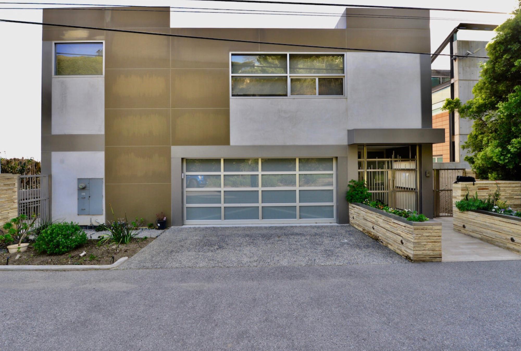 AJ's Modern Beachfront Home — photo 2