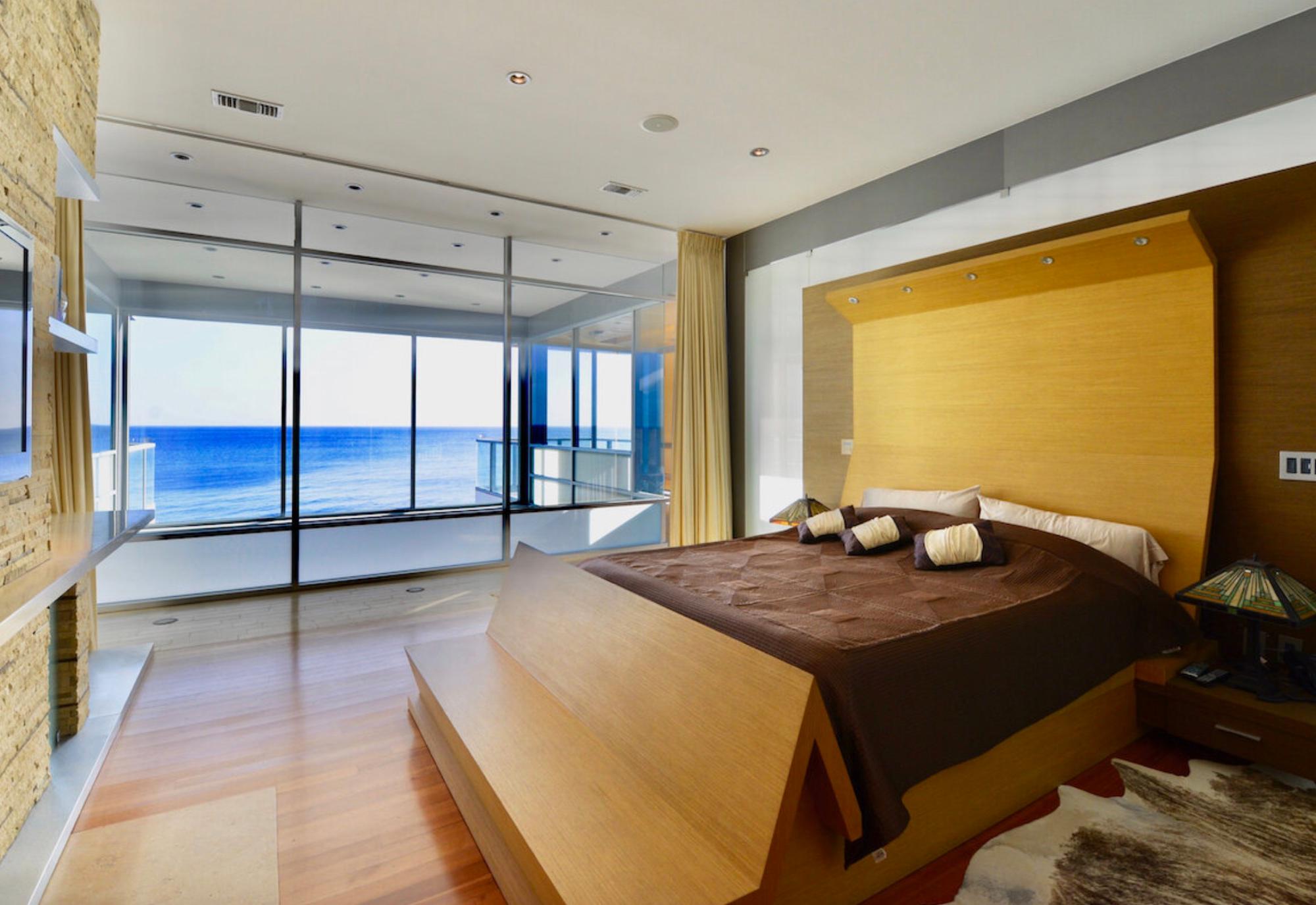 AJ's Modern Beachfront Home — photo 12