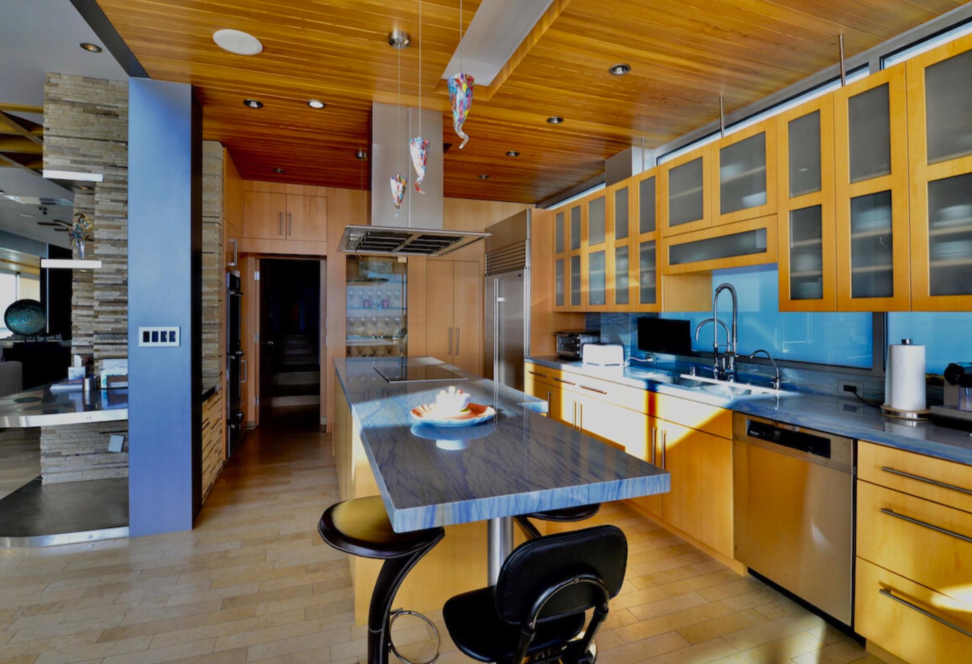 AJ's Modern Beachfront Home — photo 9