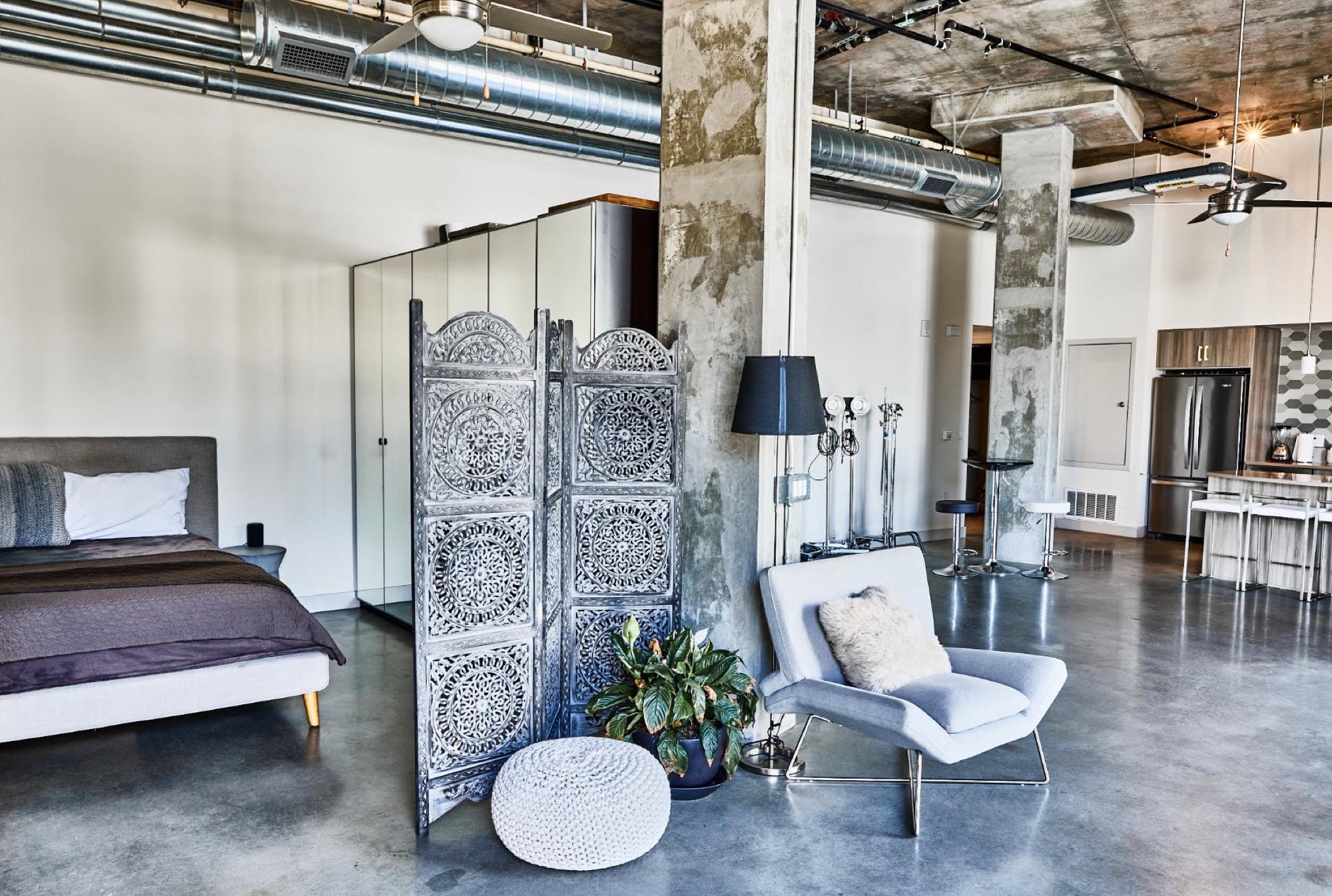 AM's Artsy Apartment Loft — photo 10