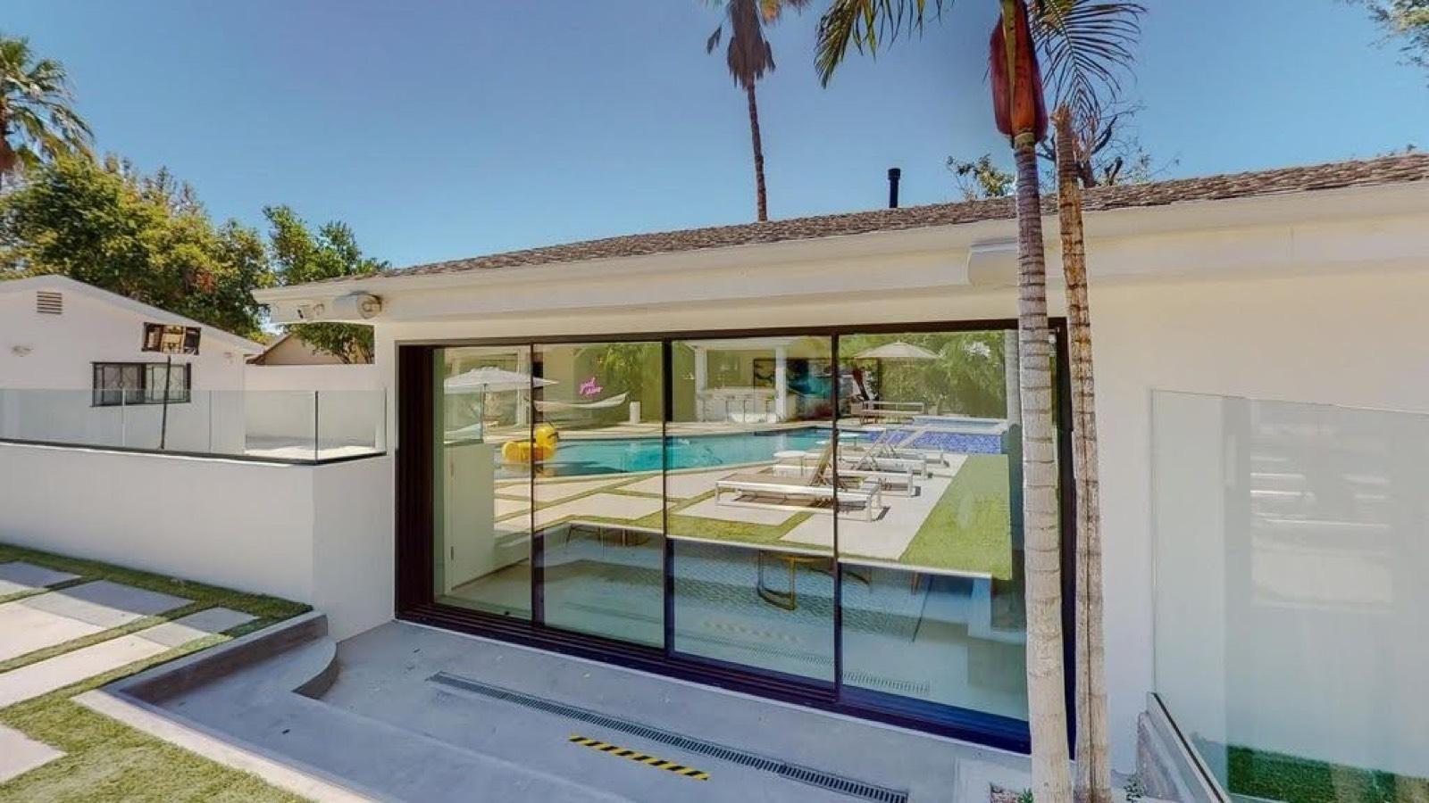 Amestoy beauty with backyard pool — photo 1
