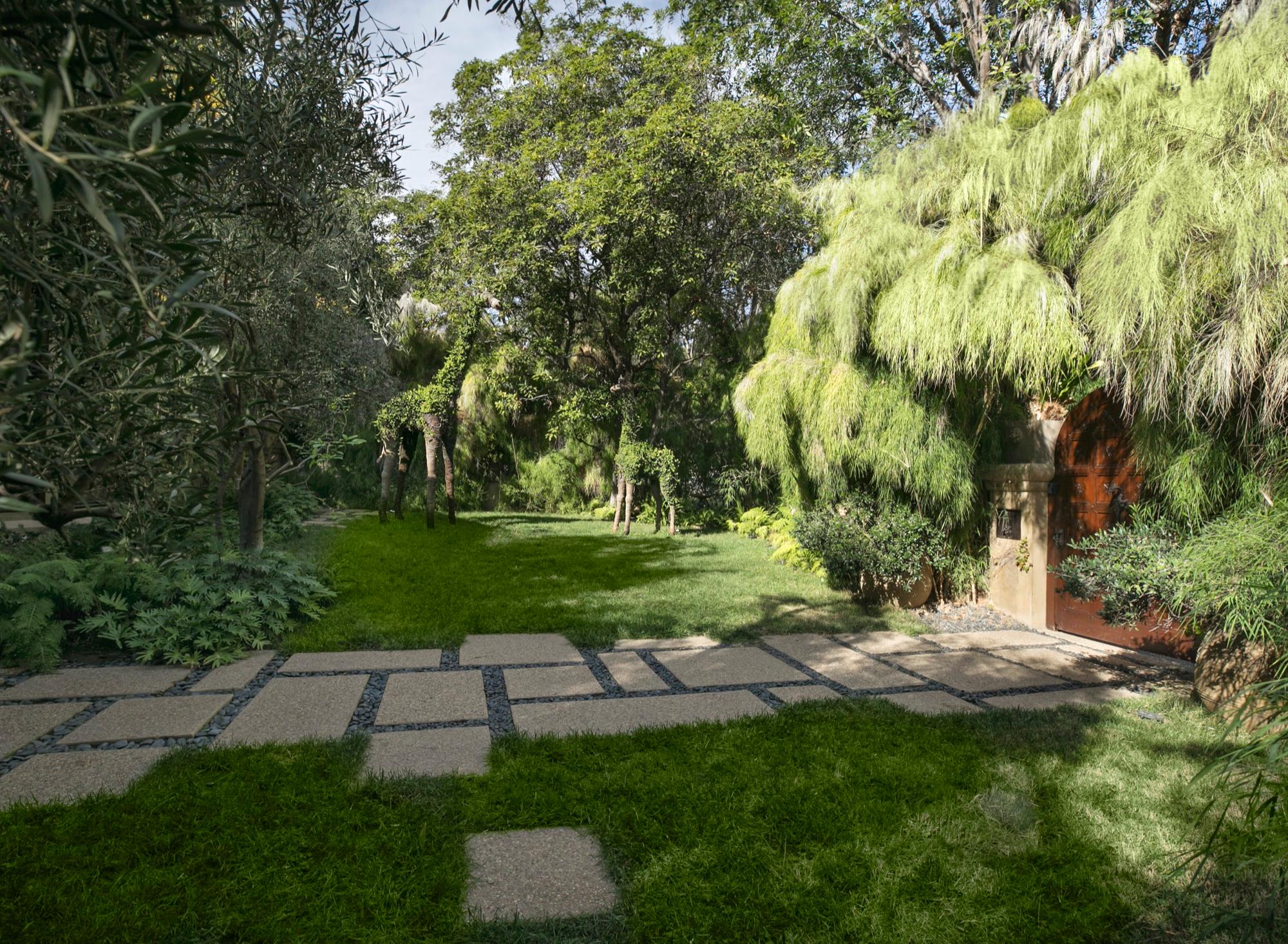 AR's Stunning Med Home — photo 12