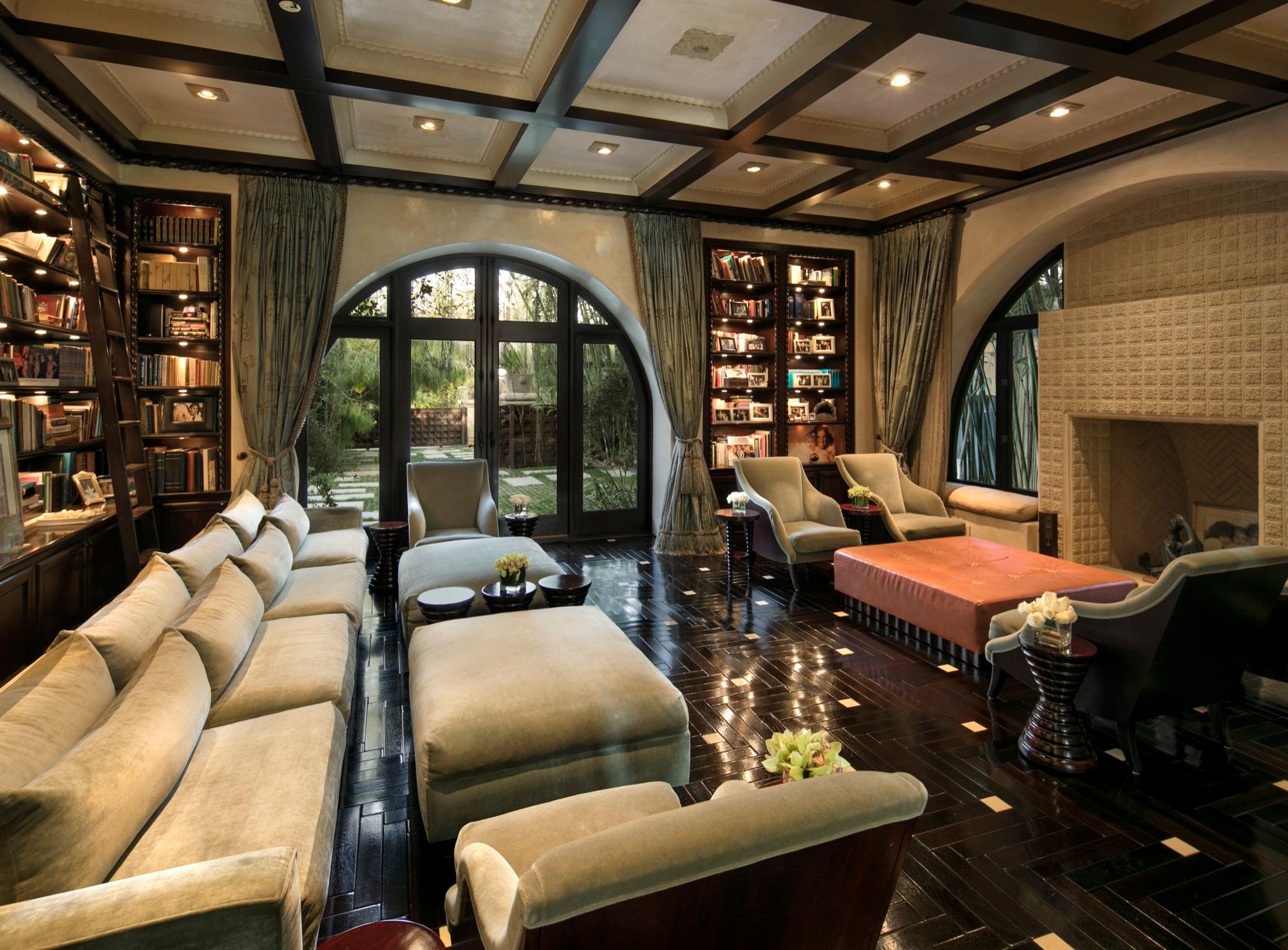 AR's Stunning Med Home — photo 4