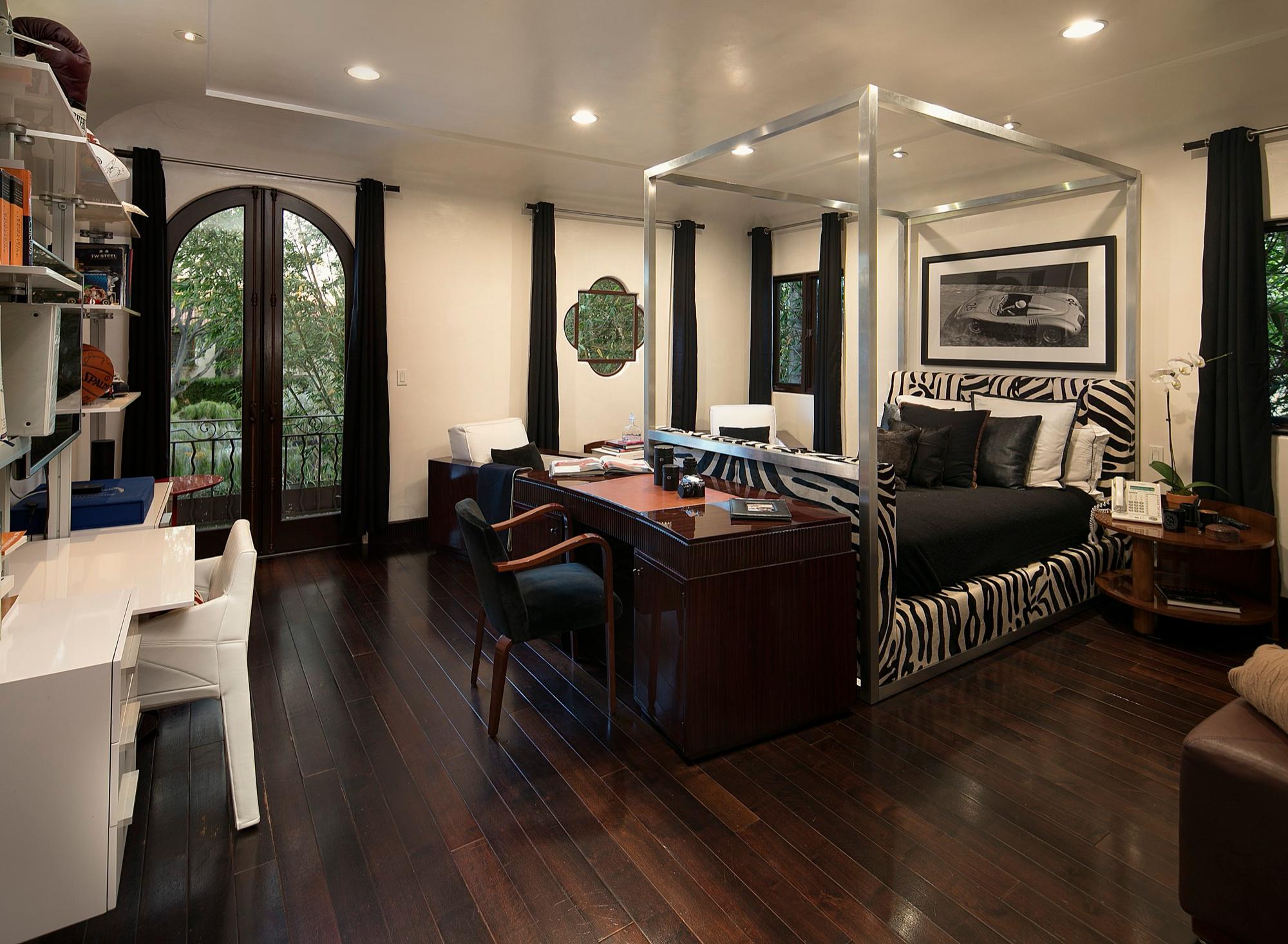 AR's Stunning Med Home — photo 10