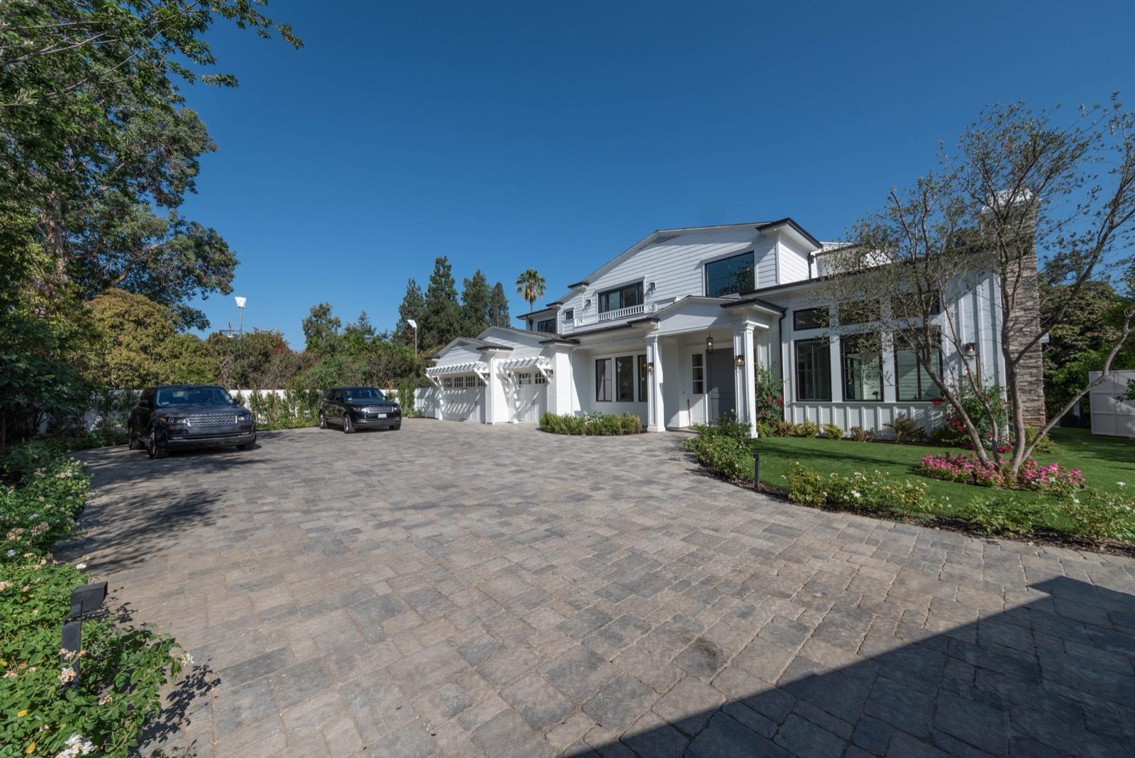 A's Cape Cod Estate — photo 2