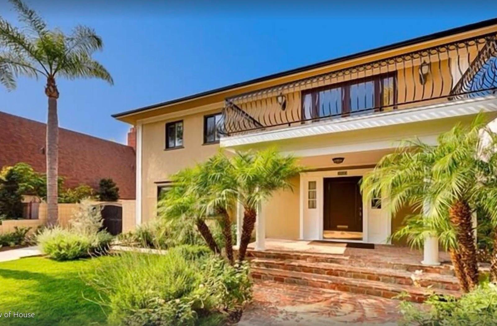 A's Magnificent Traditional Home — photo 4