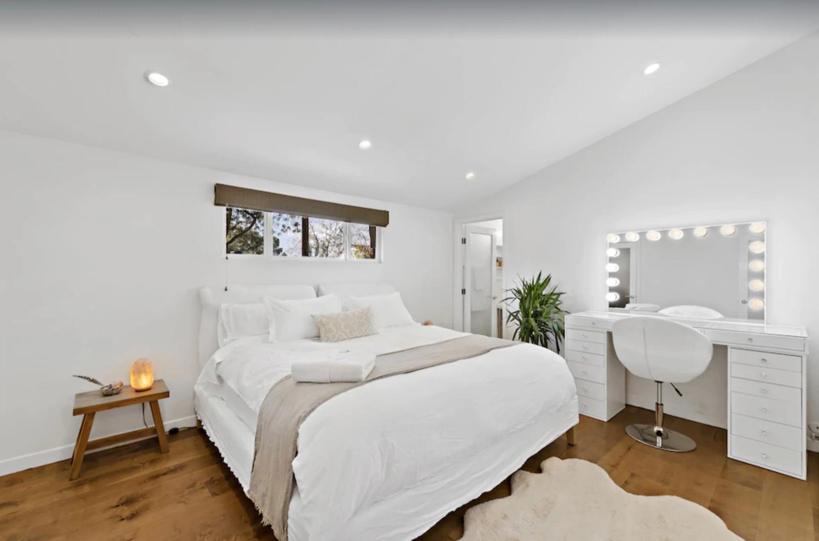 A's Private Light View Home — photo 10