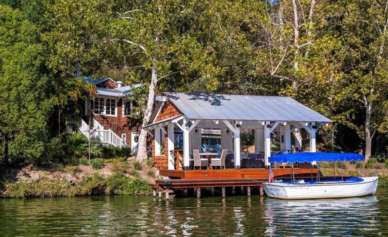 A's Valley Lakefront Cottage — photo 1