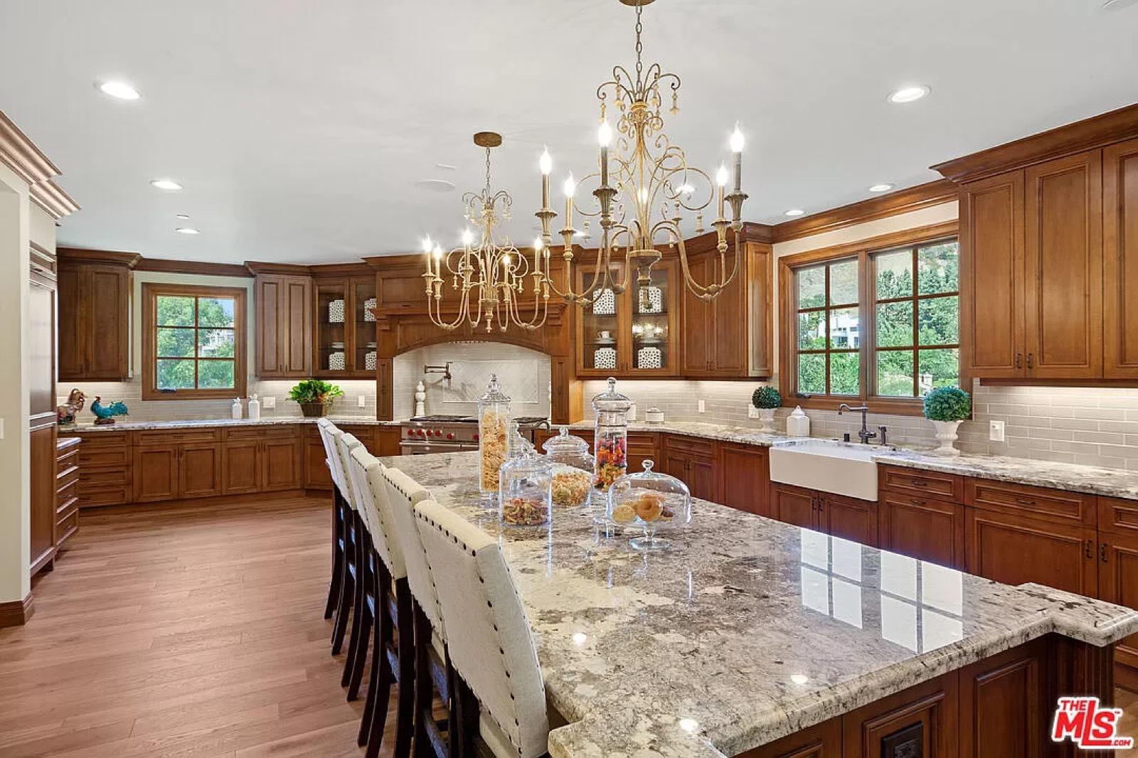 A’s Valley view mansion 11213 — photo 11