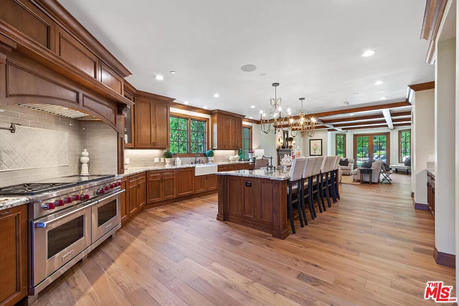 A’s Valley view mansion 11213 — photo 12