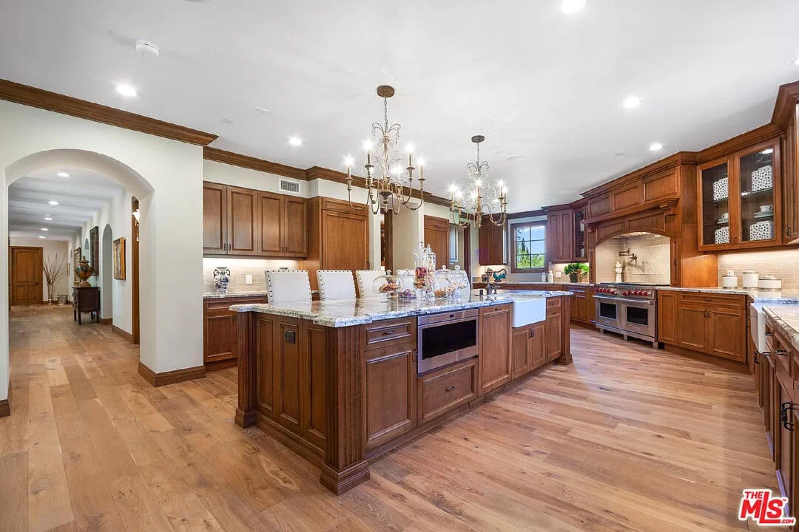A’s Valley view mansion 11213 — photo 10