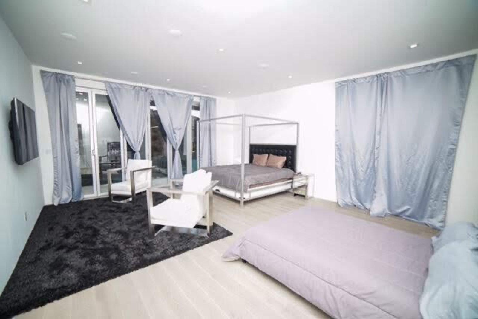 A's White Modern — photo 2