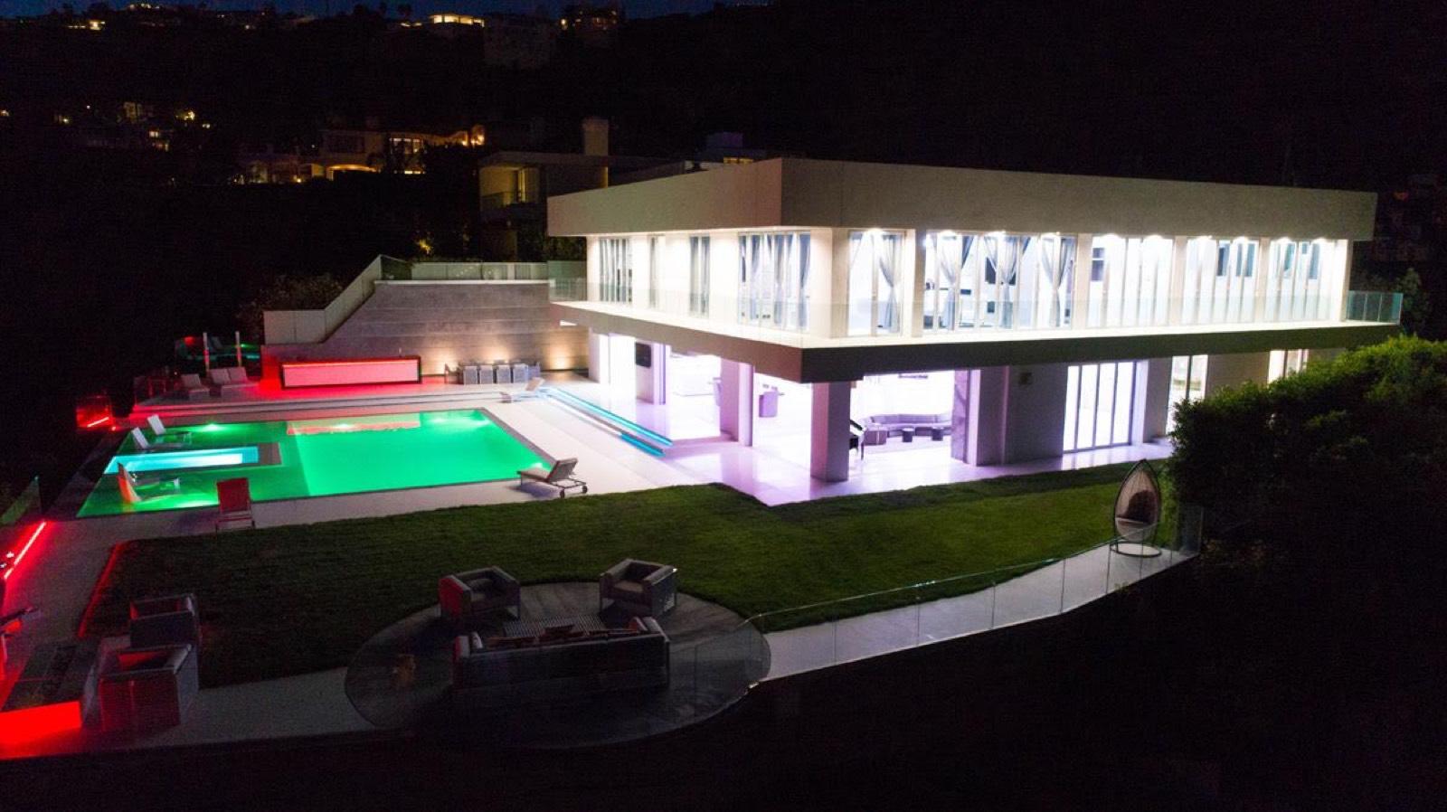 A's White Modern — photo 11