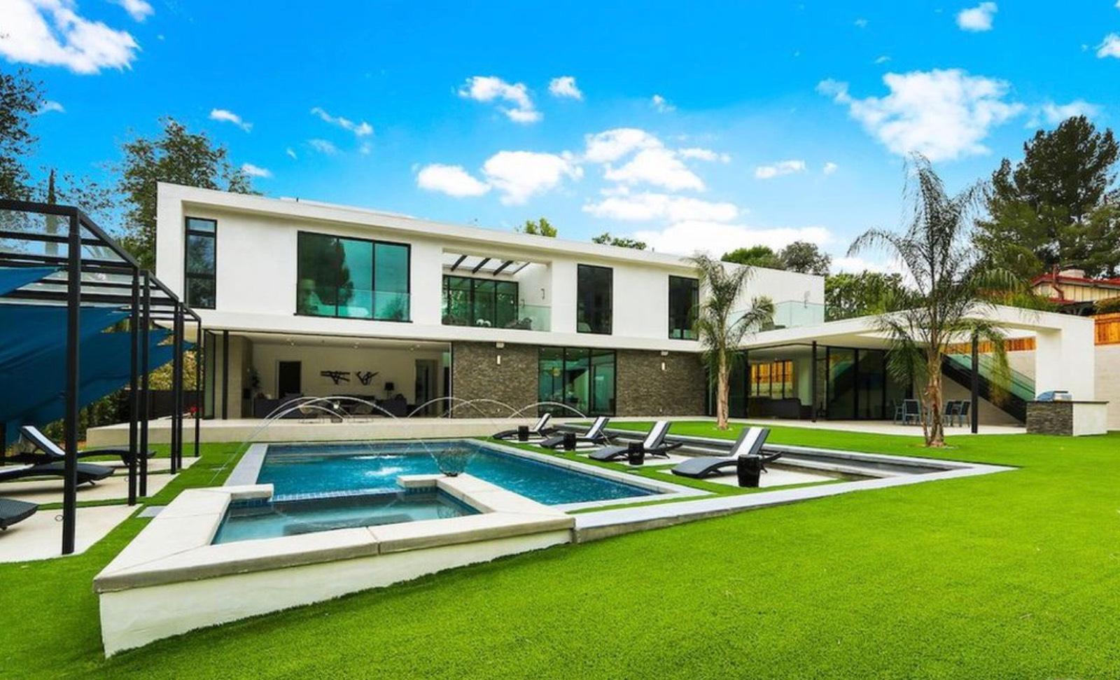 A's Woodland Hills House — photo 1