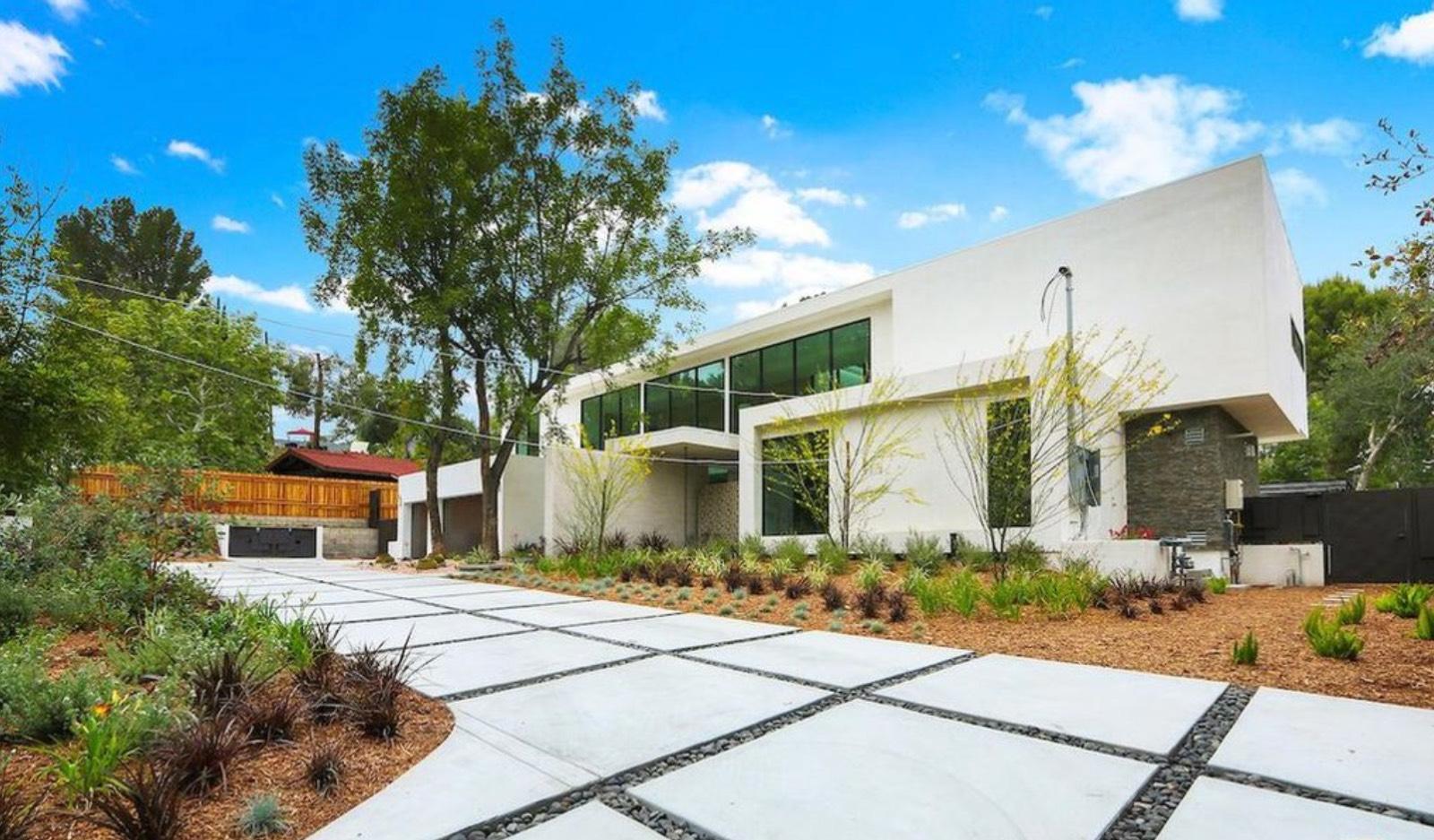 A's Woodland Hills House — photo 3