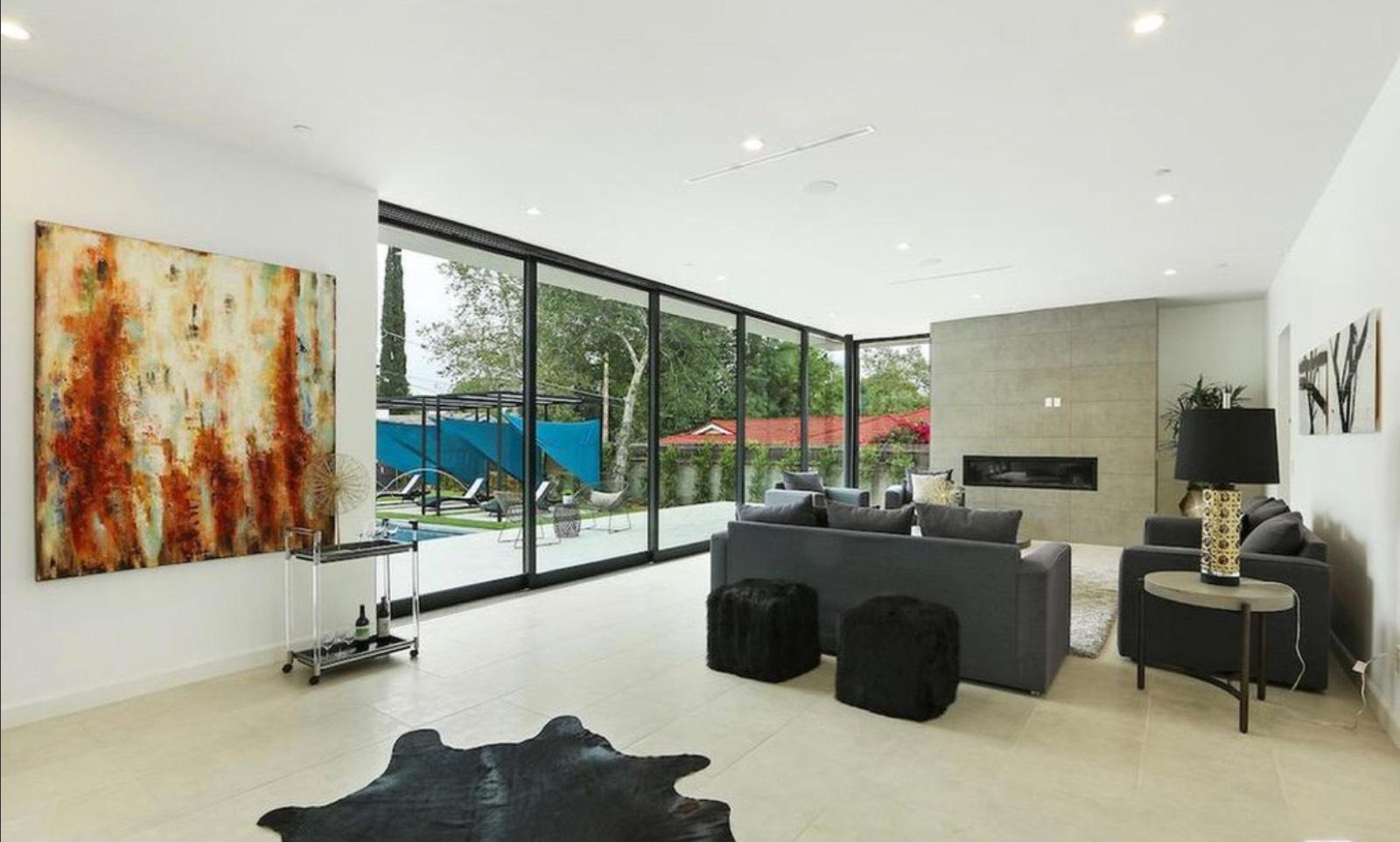 A's Woodland Hills House — photo 10