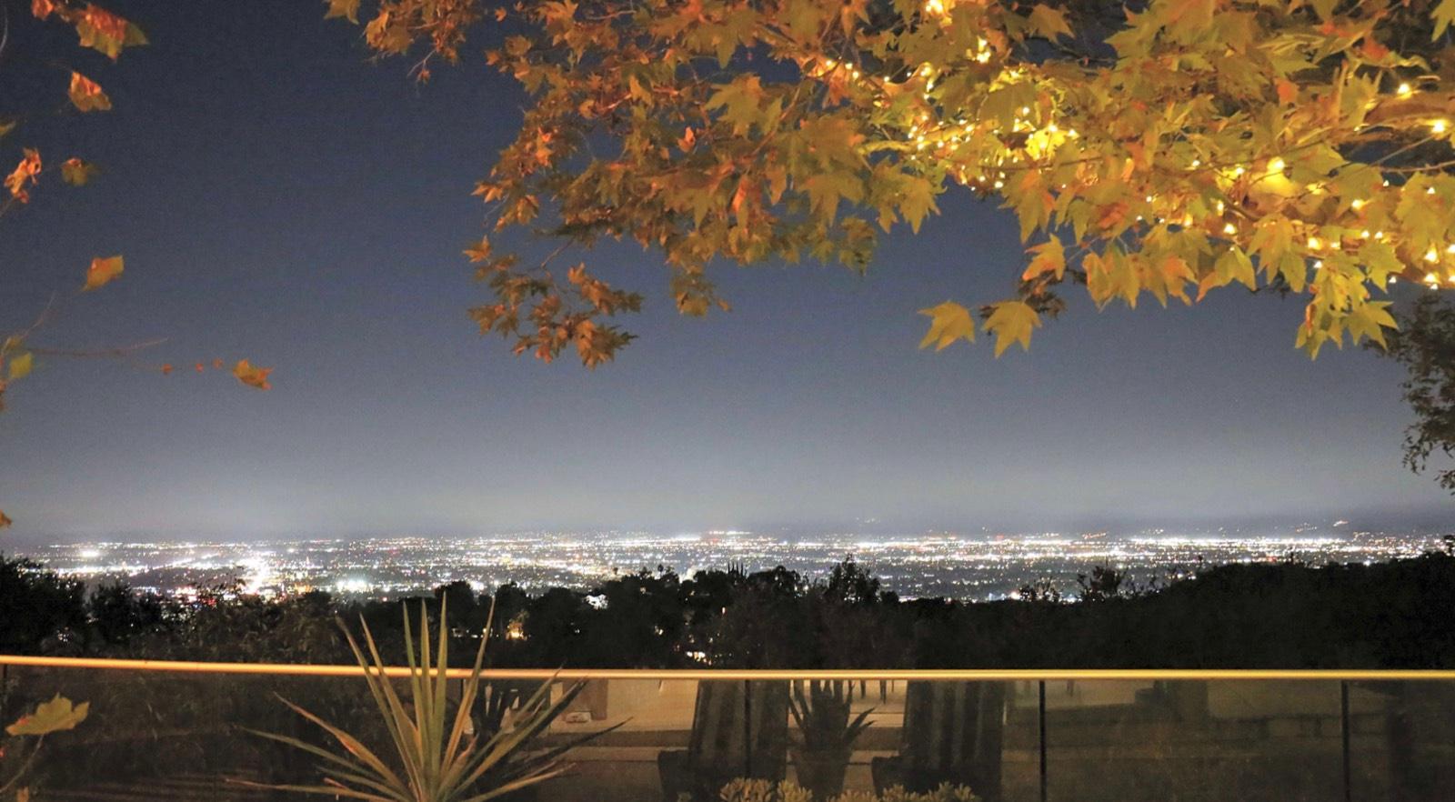 AS's Modern Skyline Home — photo 11