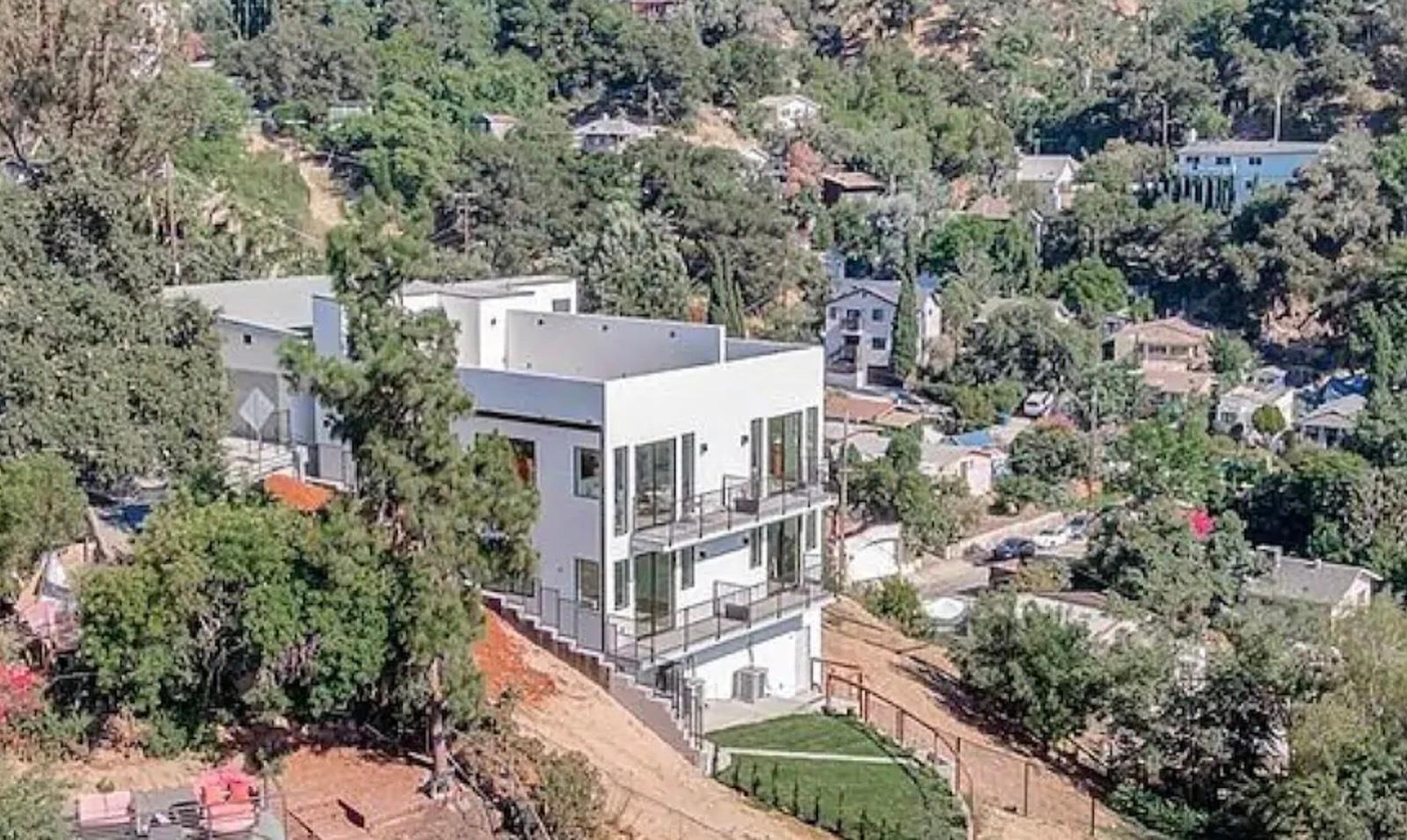 AS's Modern Tower on the Hill — photo 1