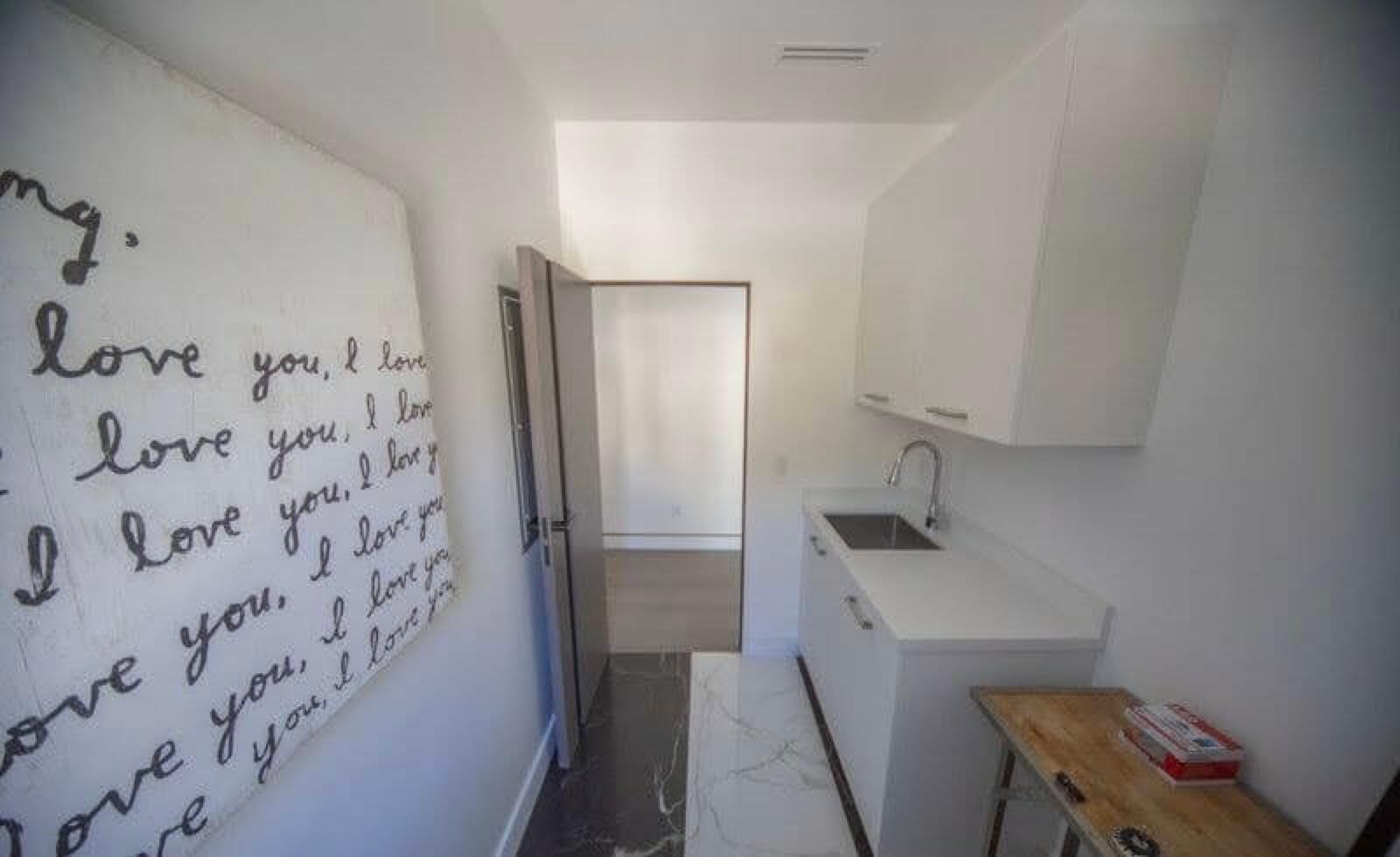 AT's Modern Princess Mansion — photo 12