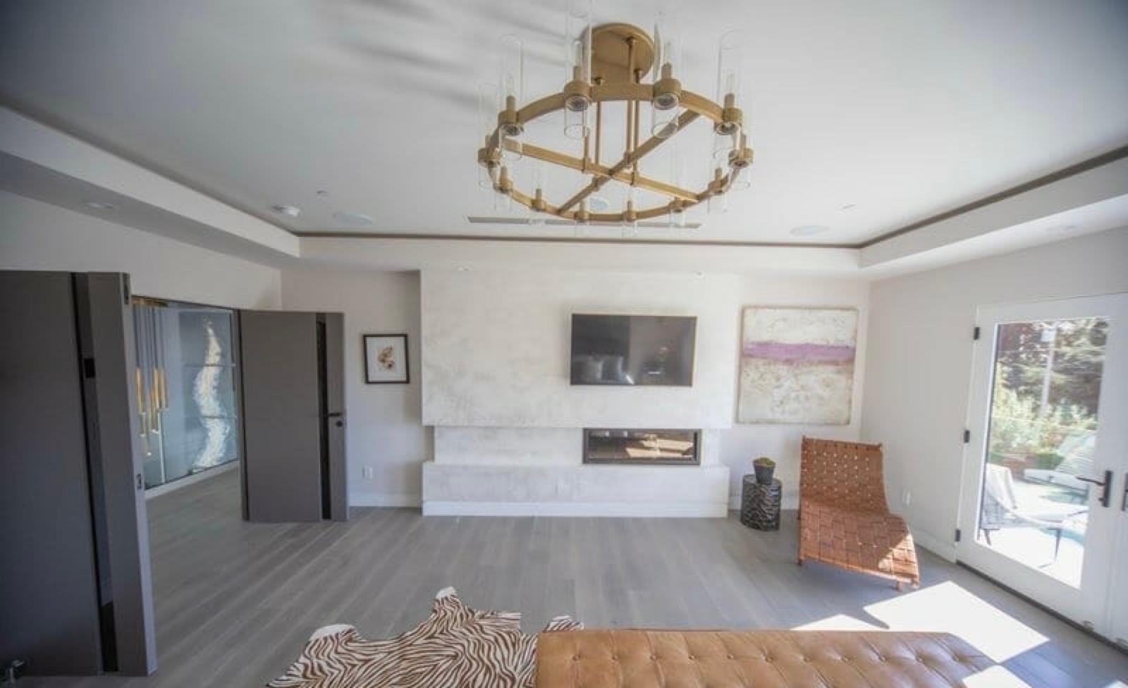 AT's Modern Princess Mansion — photo 4